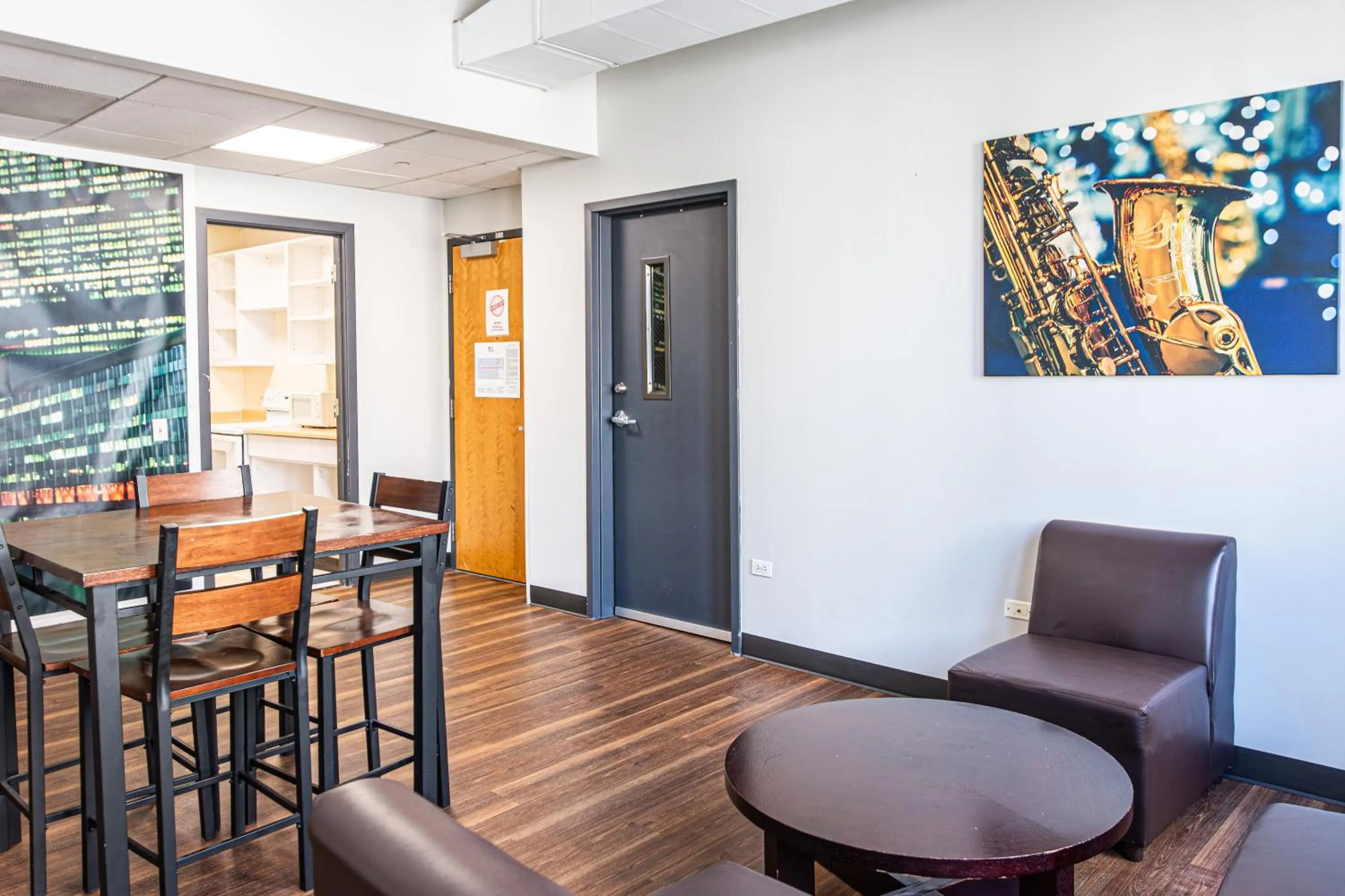 Living room in HI Chicago Hostel