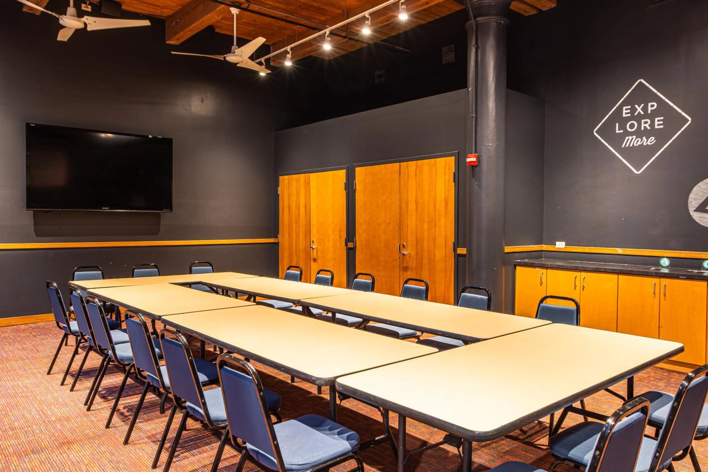 Meeting/conference room in HI Chicago Hostel