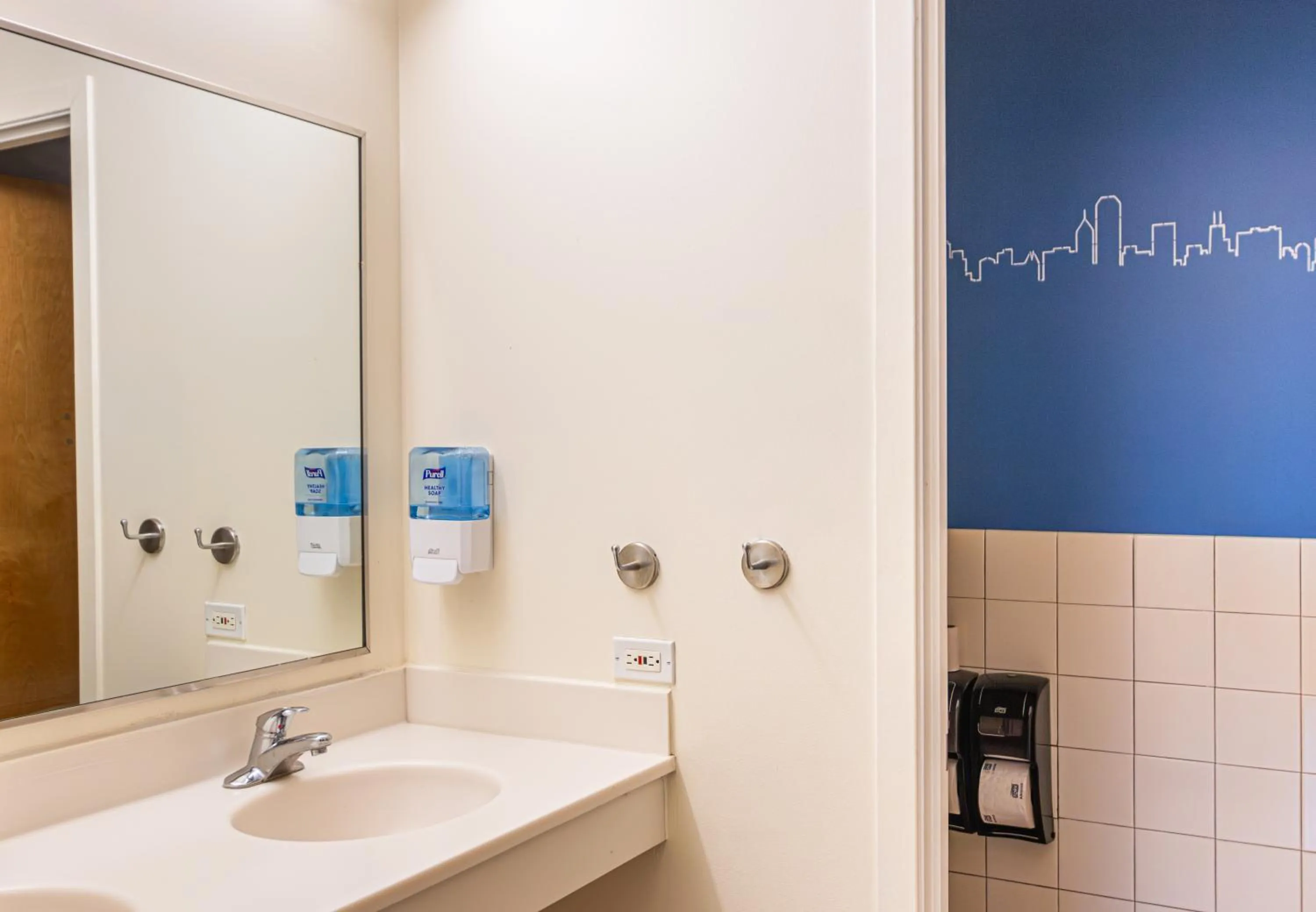 Bathroom in HI Chicago Hostel