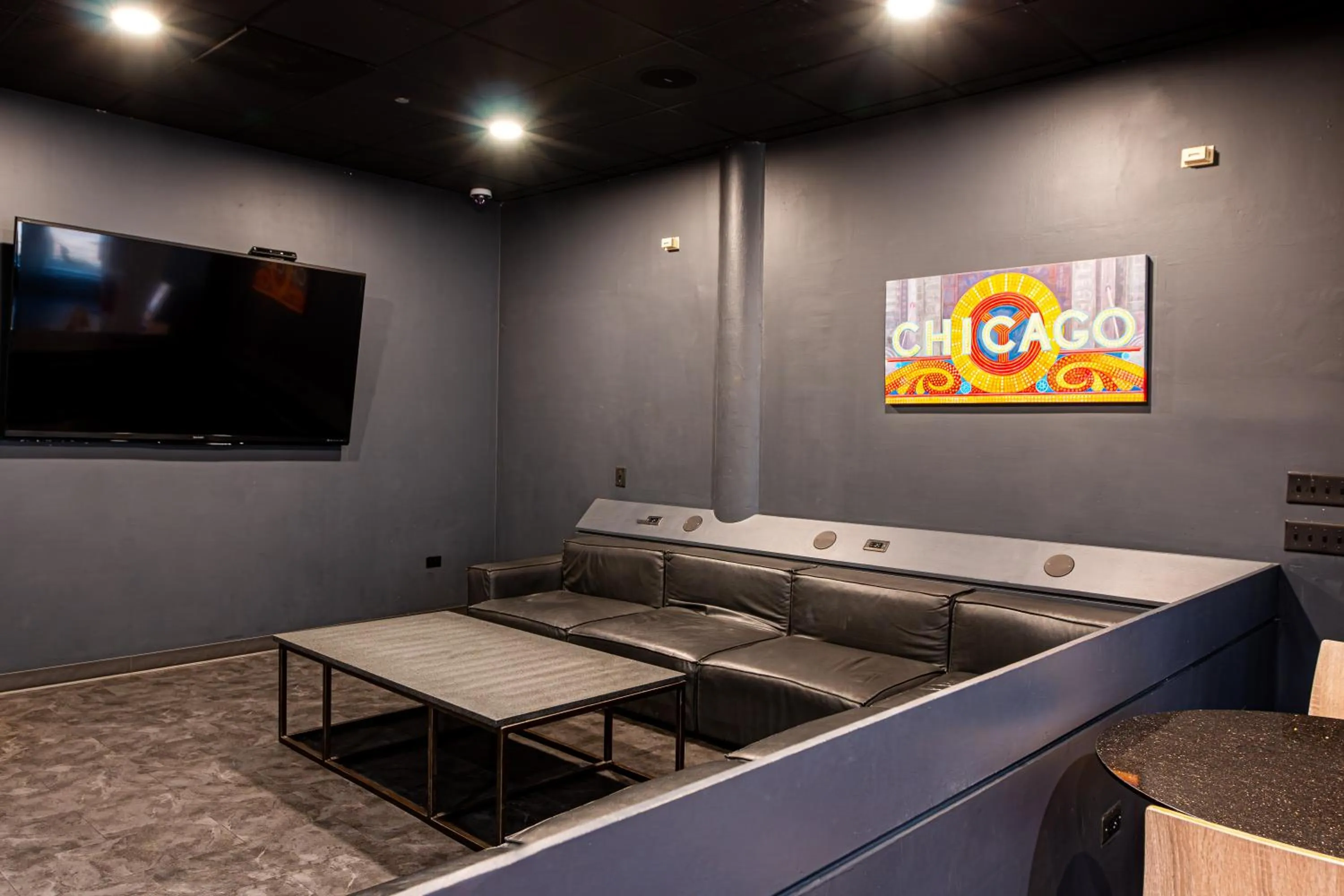 Communal lounge/ TV room in HI Chicago Hostel