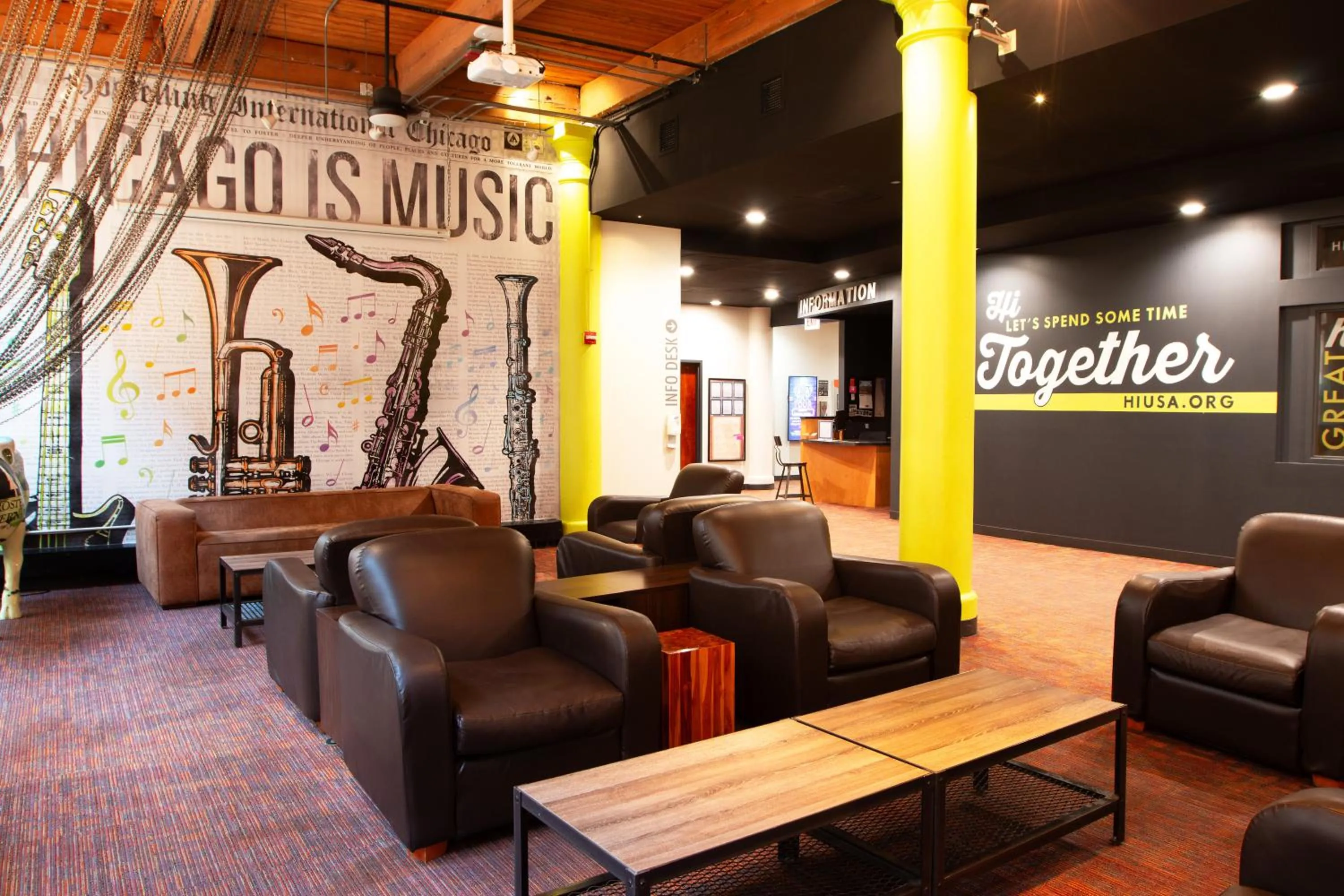 Living room in HI Chicago Hostel