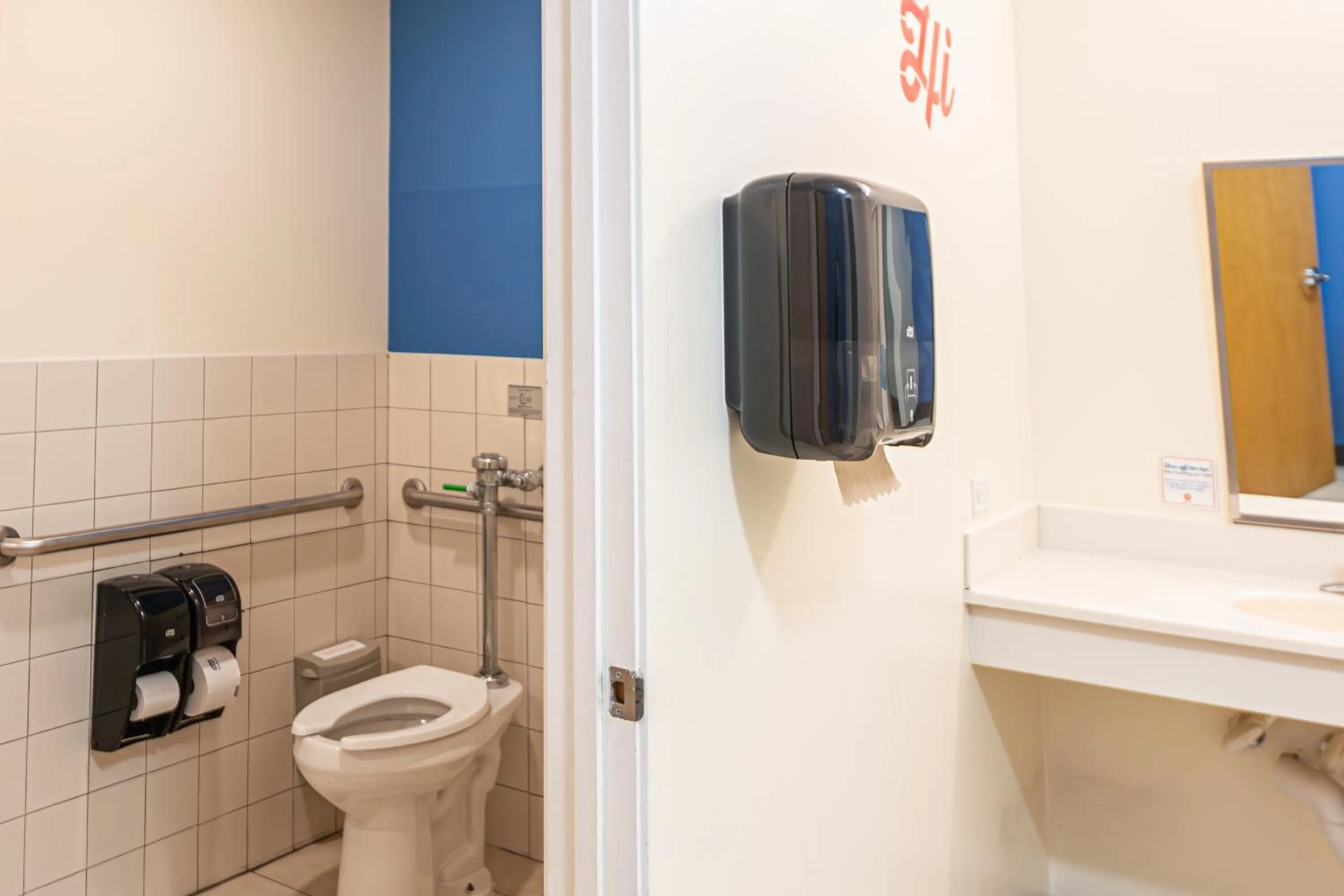 Bathroom in HI Chicago Hostel