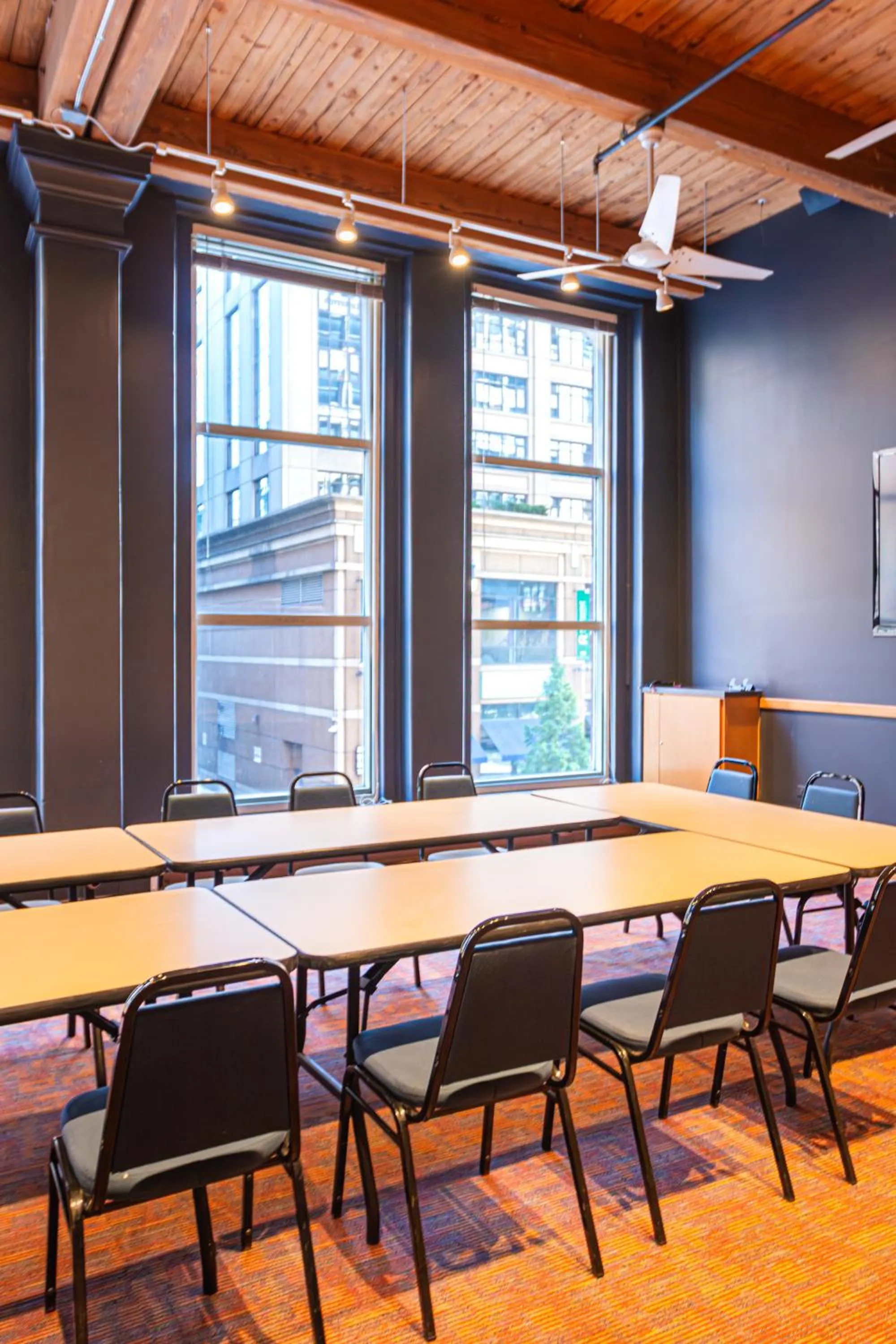 Meeting/conference room in HI Chicago Hostel