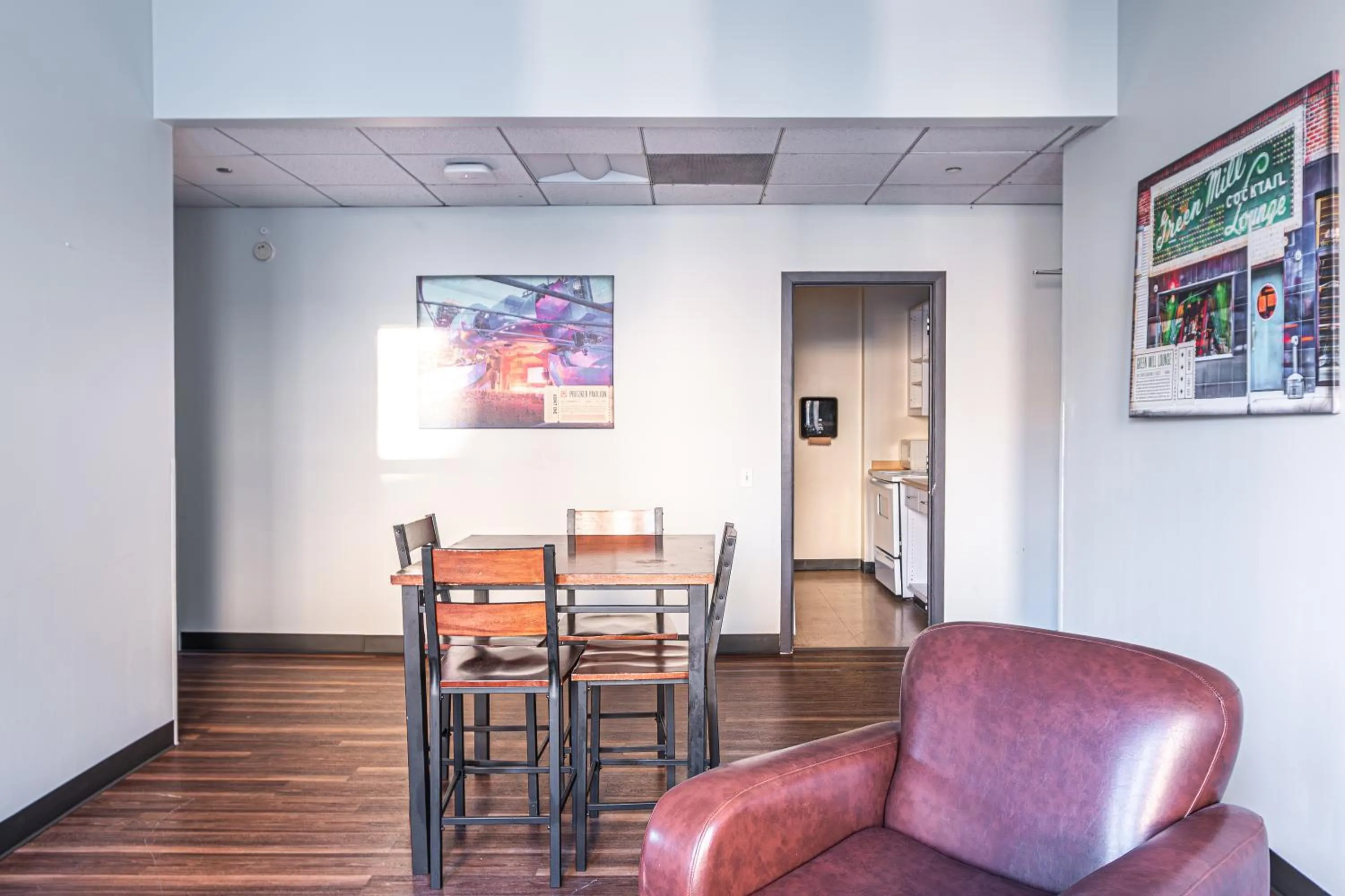 Living room in HI Chicago Hostel