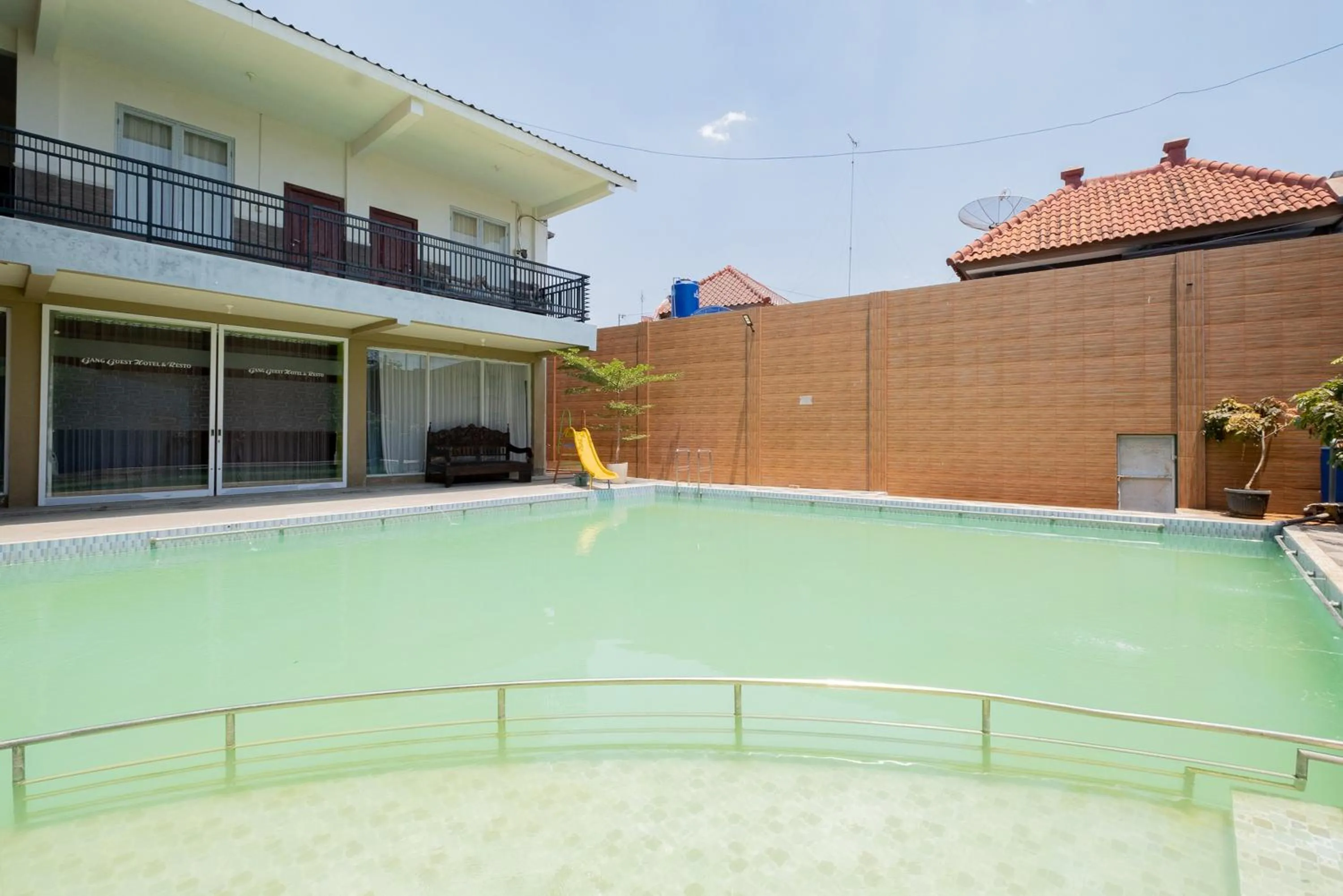 Swimming pool in RedDoorz Syariah at Jalan Sunan Giri Tuban