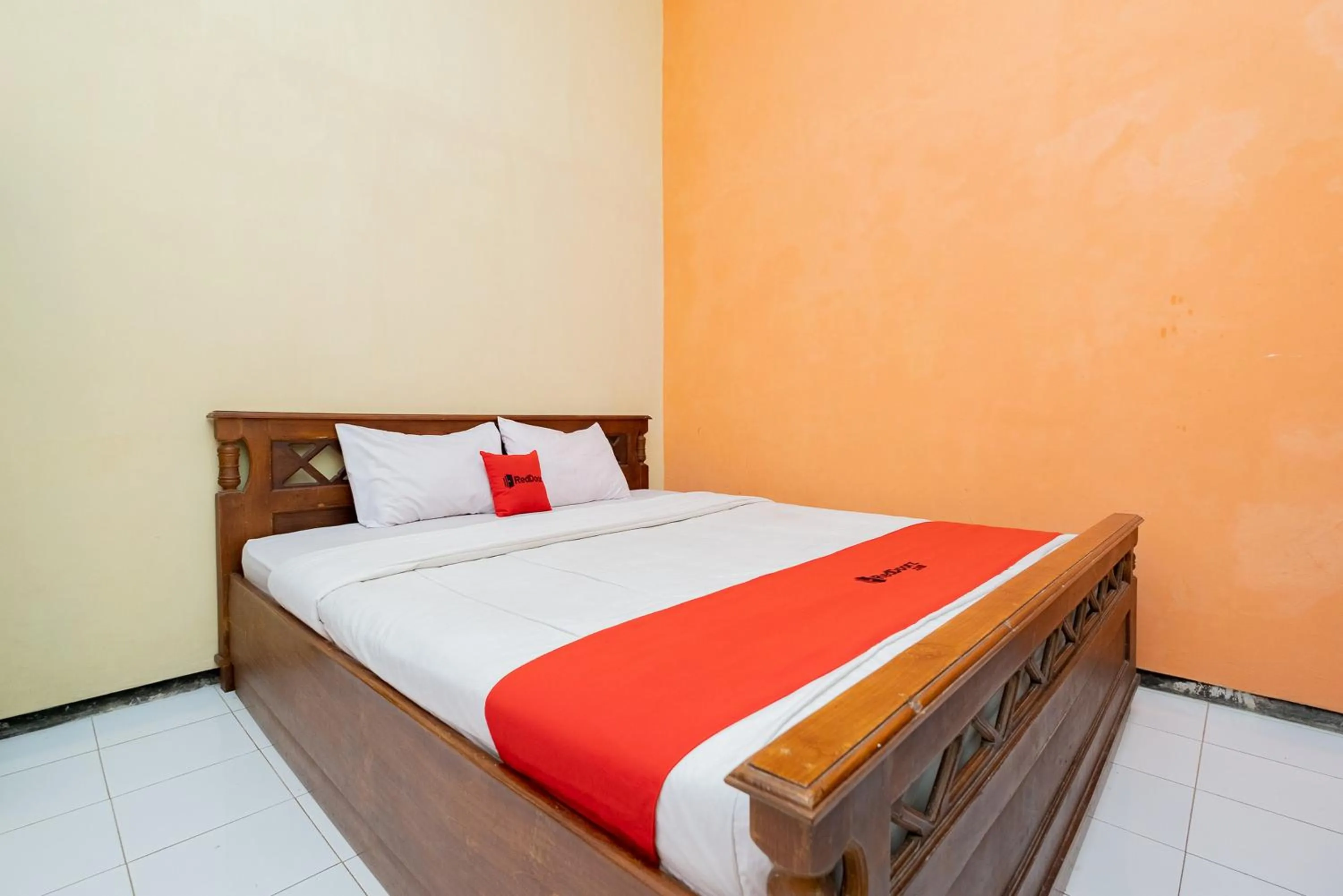 Bed in RedDoorz Syariah at Jalan Sunan Giri Tuban