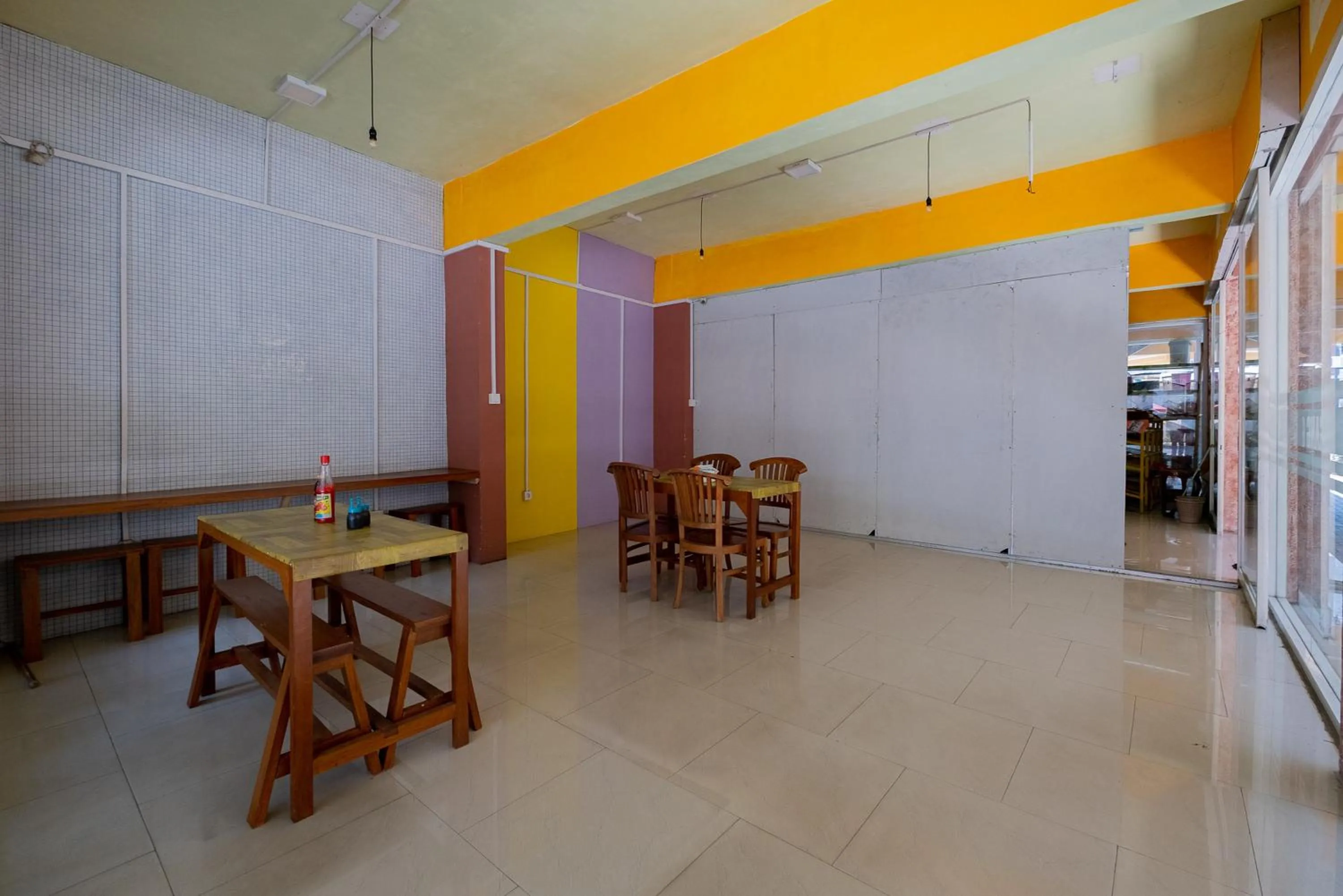 Seating area in RedDoorz Syariah at Jalan Sunan Giri Tuban