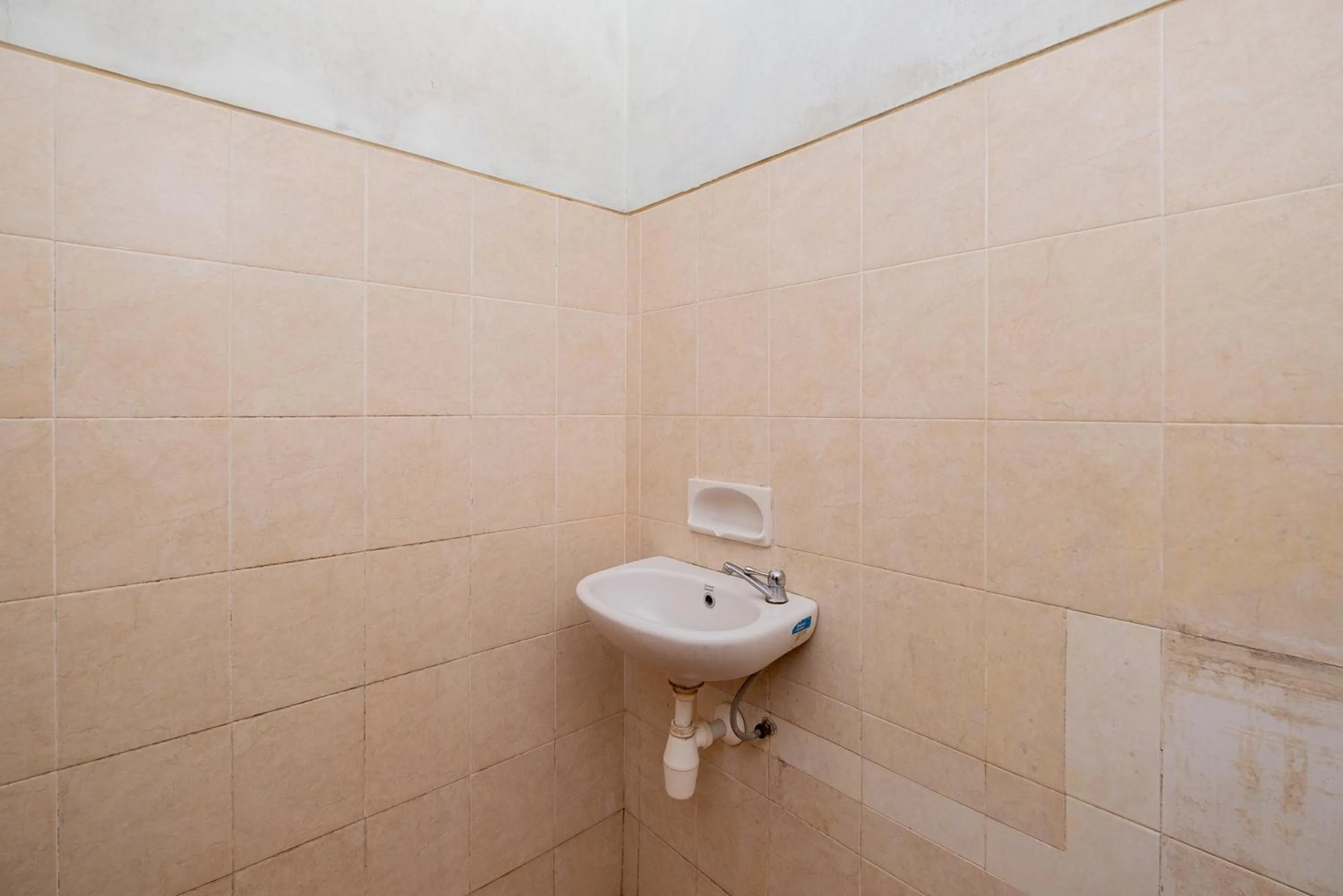 Bathroom in RedDoorz Syariah at Jalan Sunan Giri Tuban