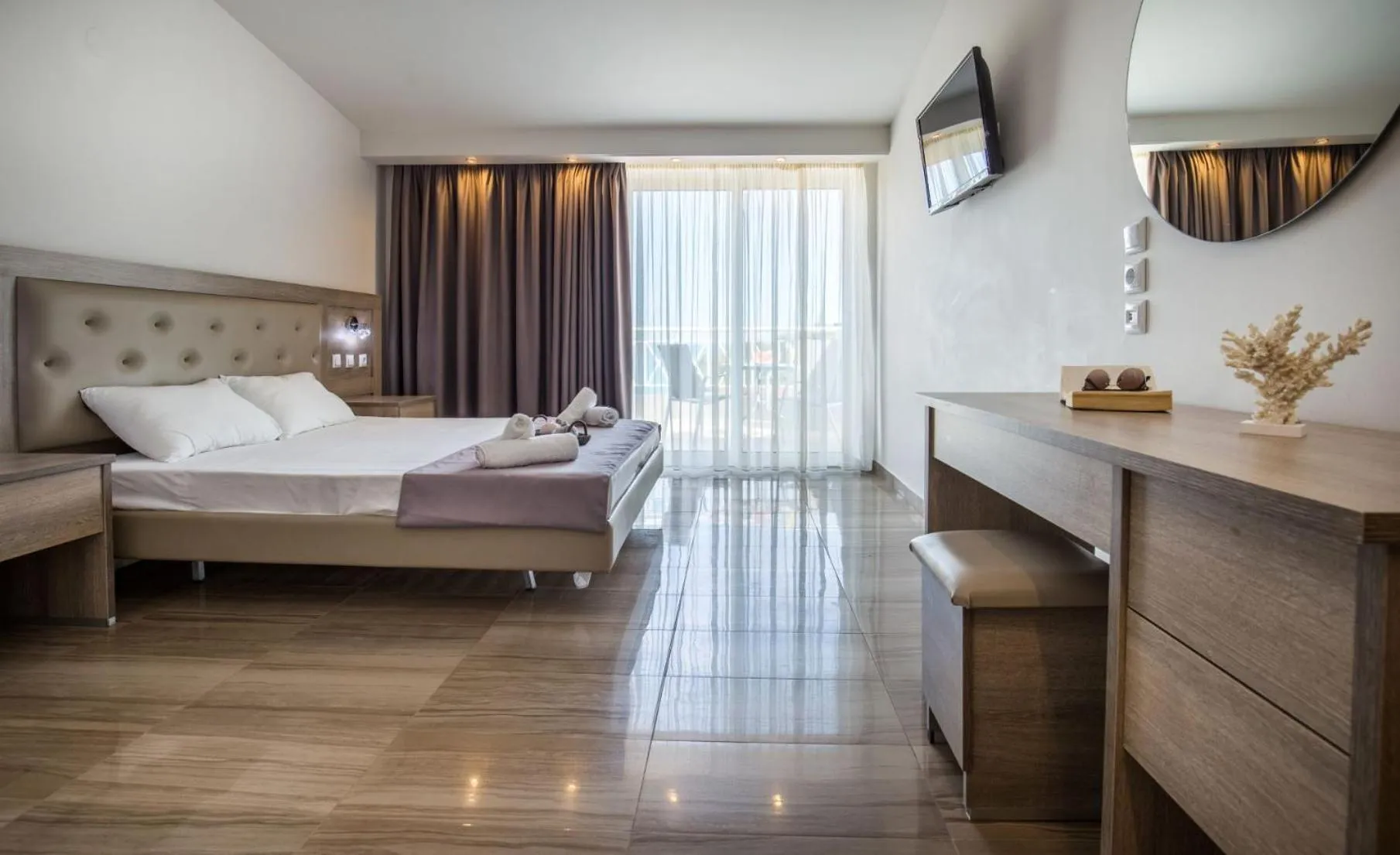 Photo of the whole room in Green Bay