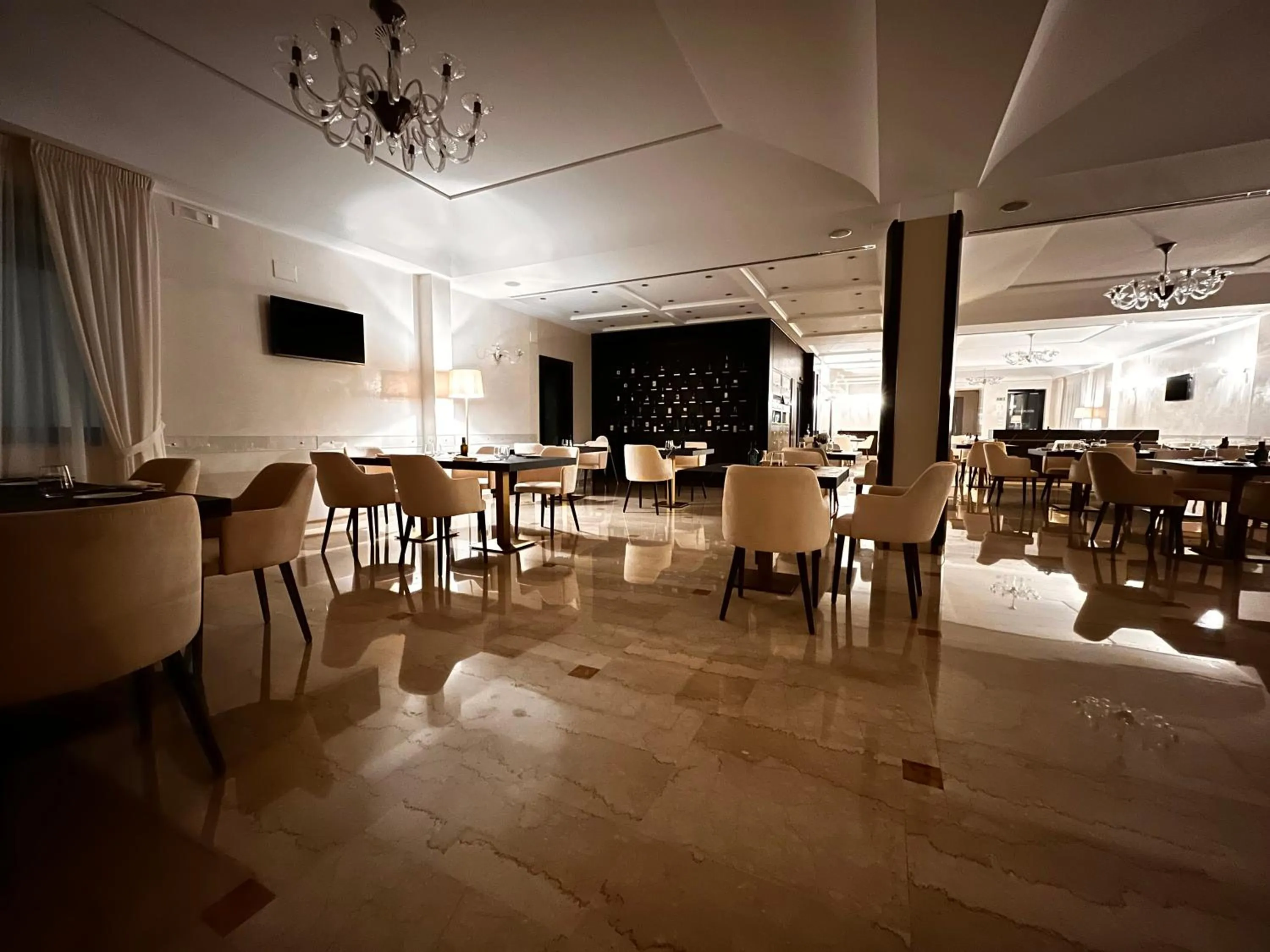 Restaurant/places to eat in Magic Hotel