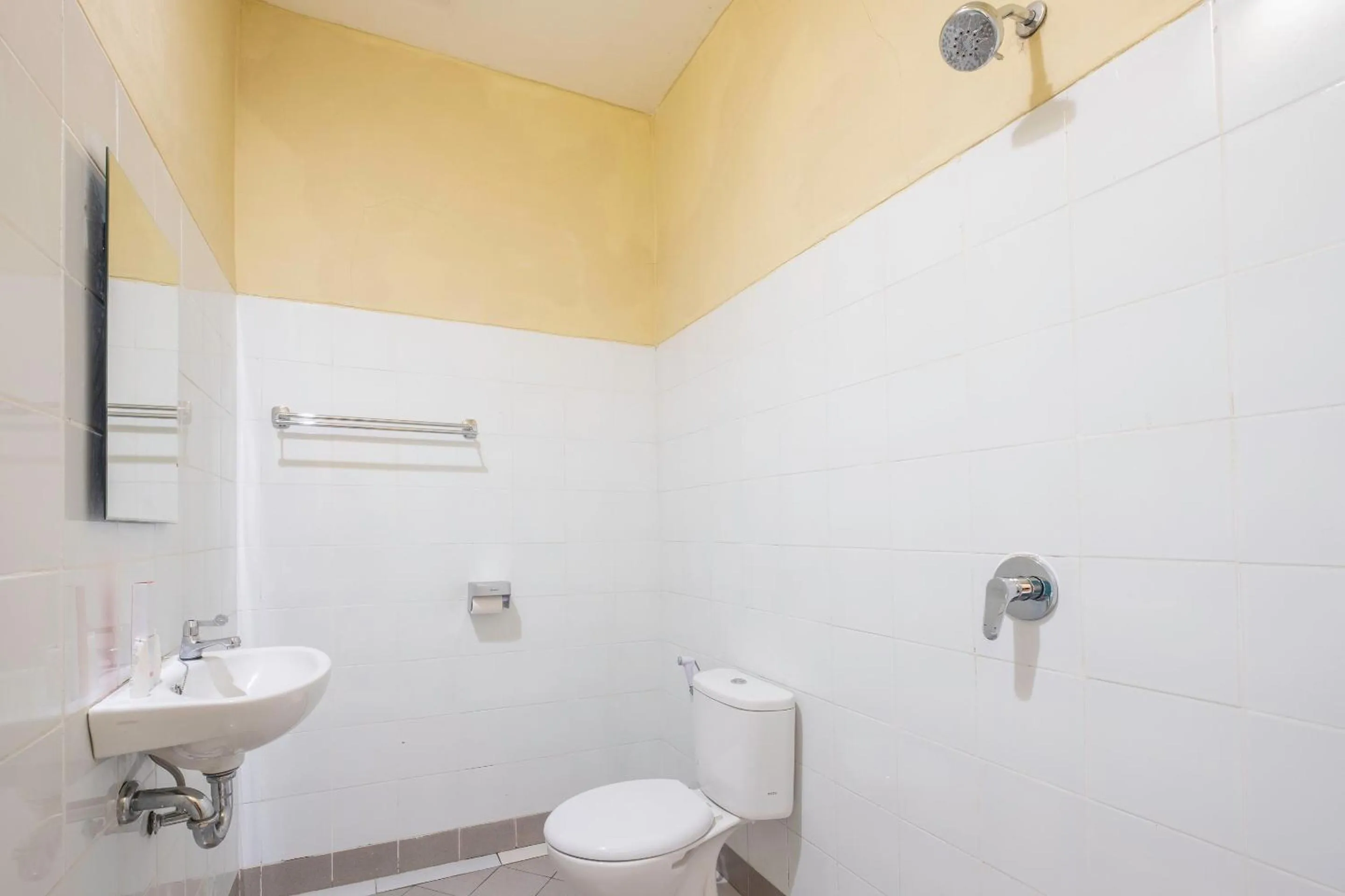 Bathroom in Super OYO 1568 Stasiun Ka Cirebon Guest House