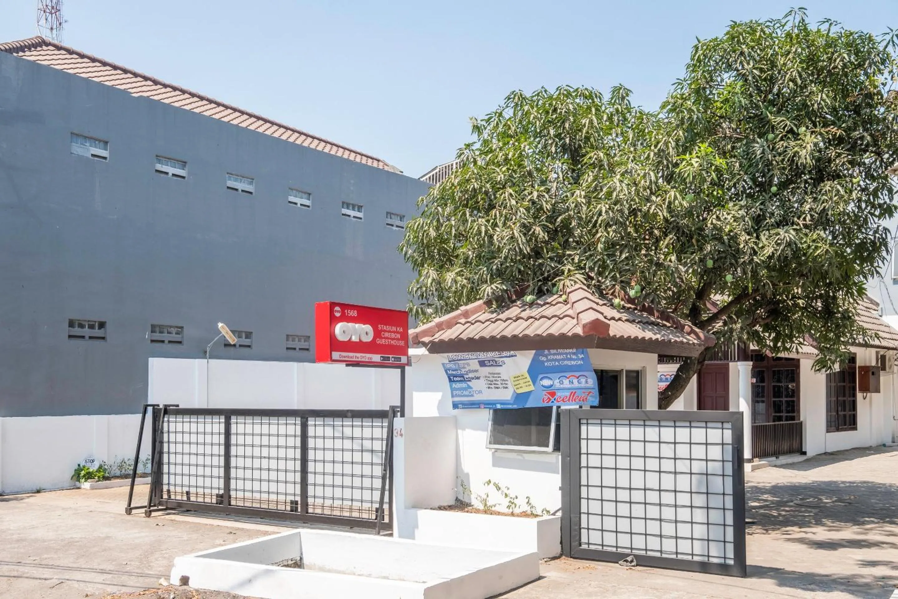 Facade/entrance in Super OYO 1568 Stasiun Ka Cirebon Guest House