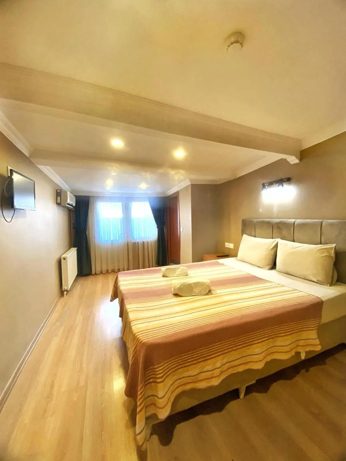 Photo of the whole room, Bed in Ulubat Castle Hotel