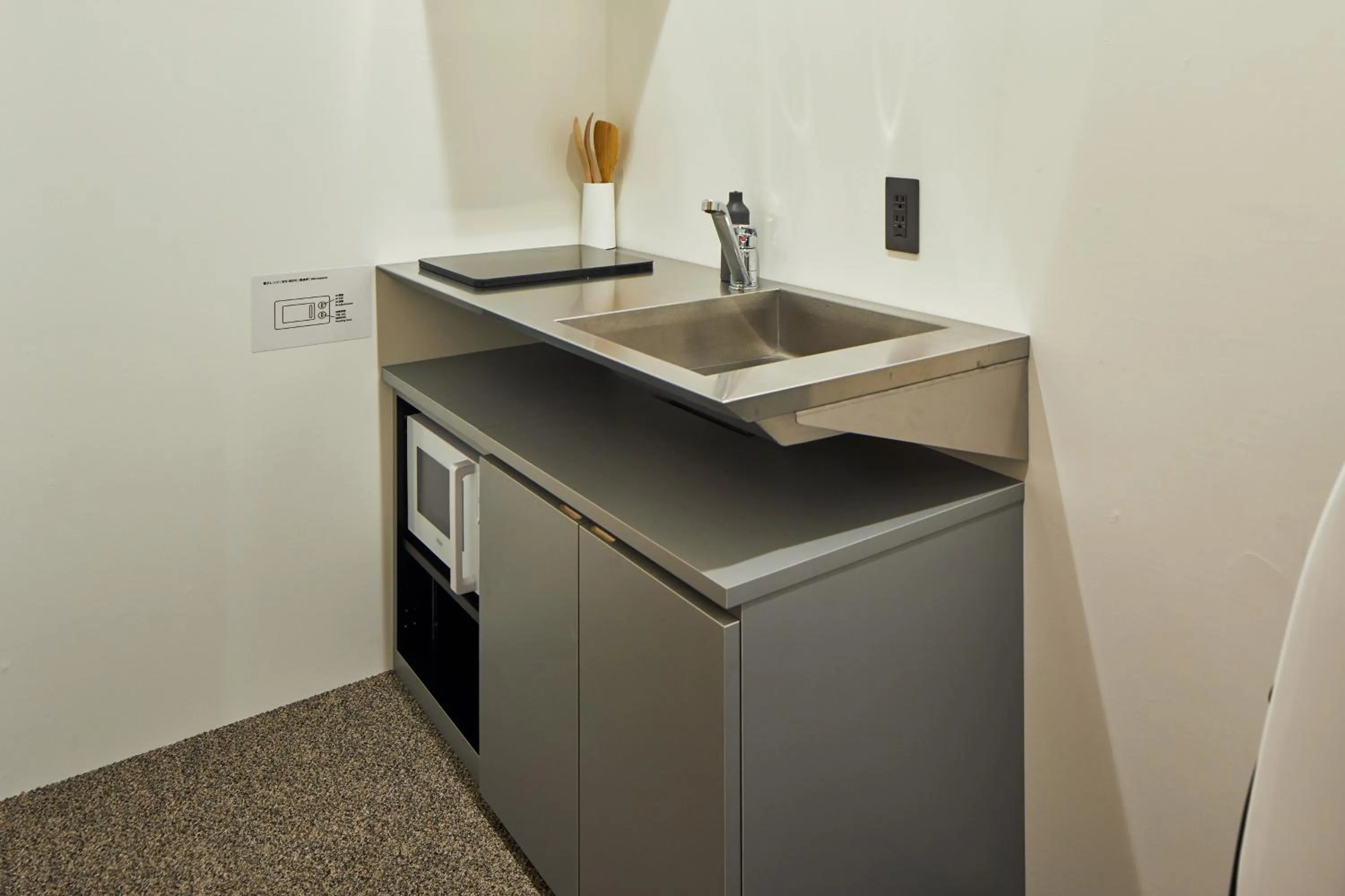 Communal kitchen in mizuka Daimyo 6 - unmanned hotel -
