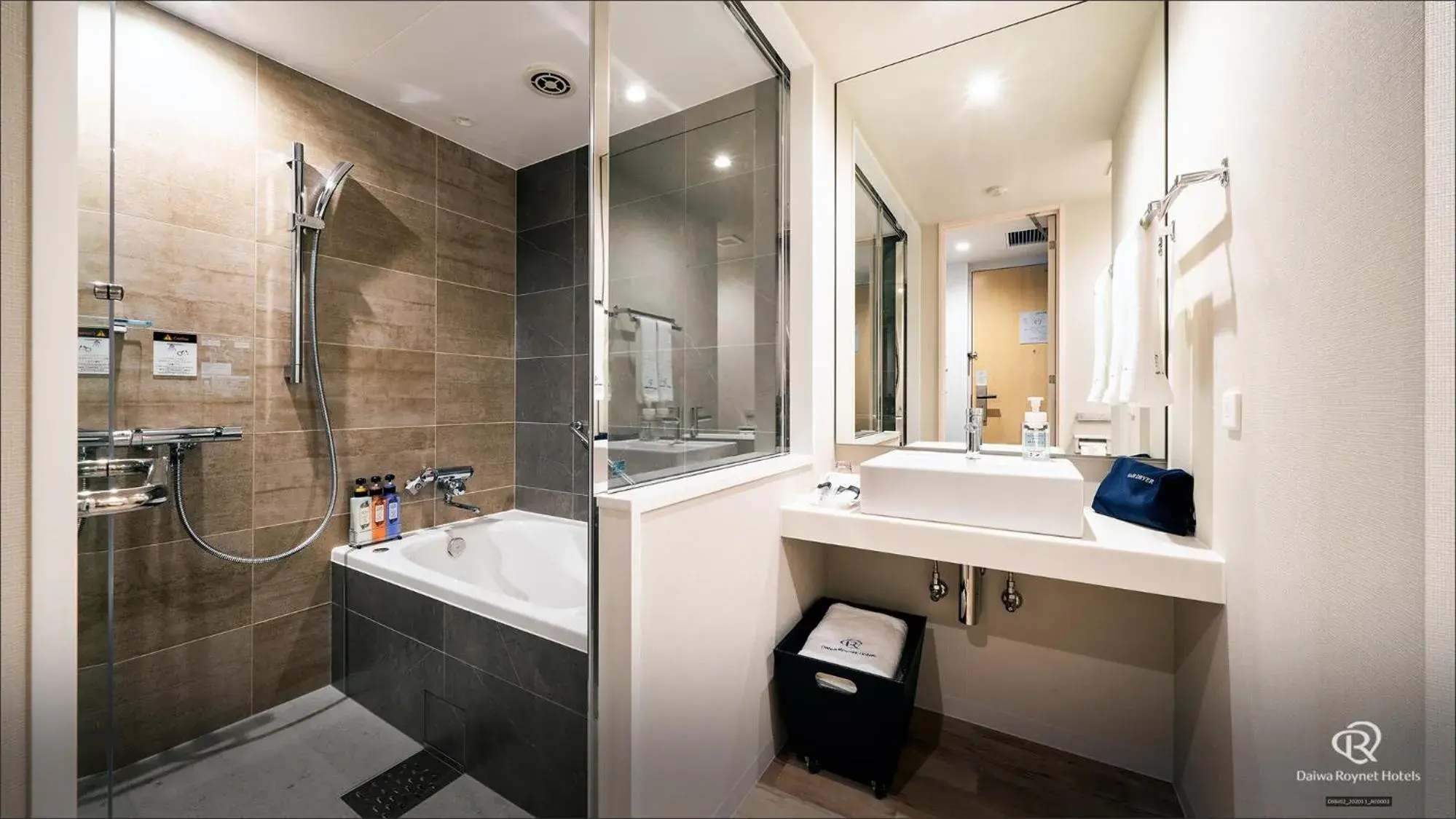 Superior Twin Room - Non-Smoking in Daiwa Roynet Hotel Tokyo Kyobashi PREMIER Superior Twin Room - Non-Smoking in Daiwa Roynet Hotel Tokyo Kyobashi PREMIER