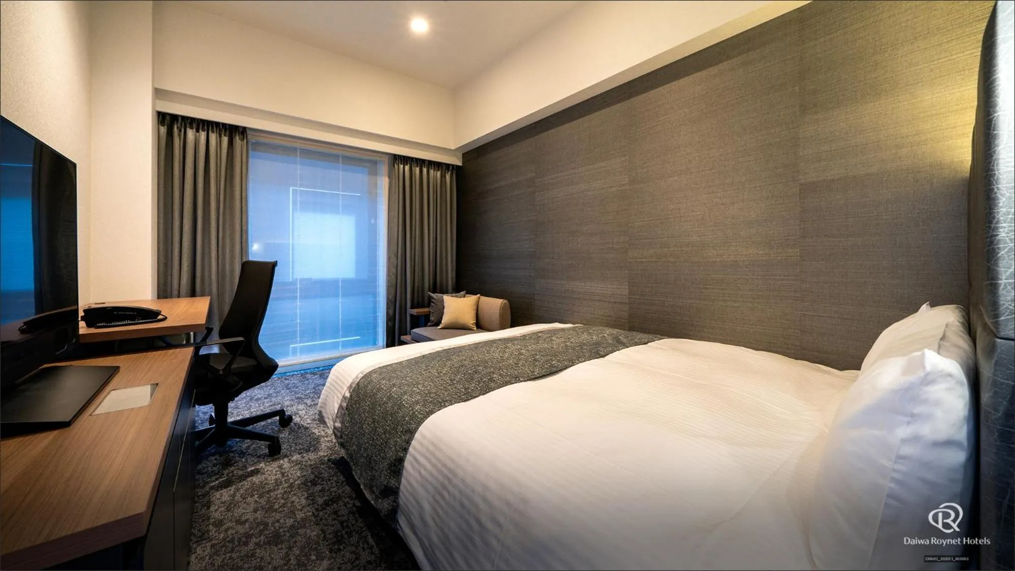 Photo of the whole room, Bed in Daiwa Roynet Hotel Tokyo Kyobashi PREMIER