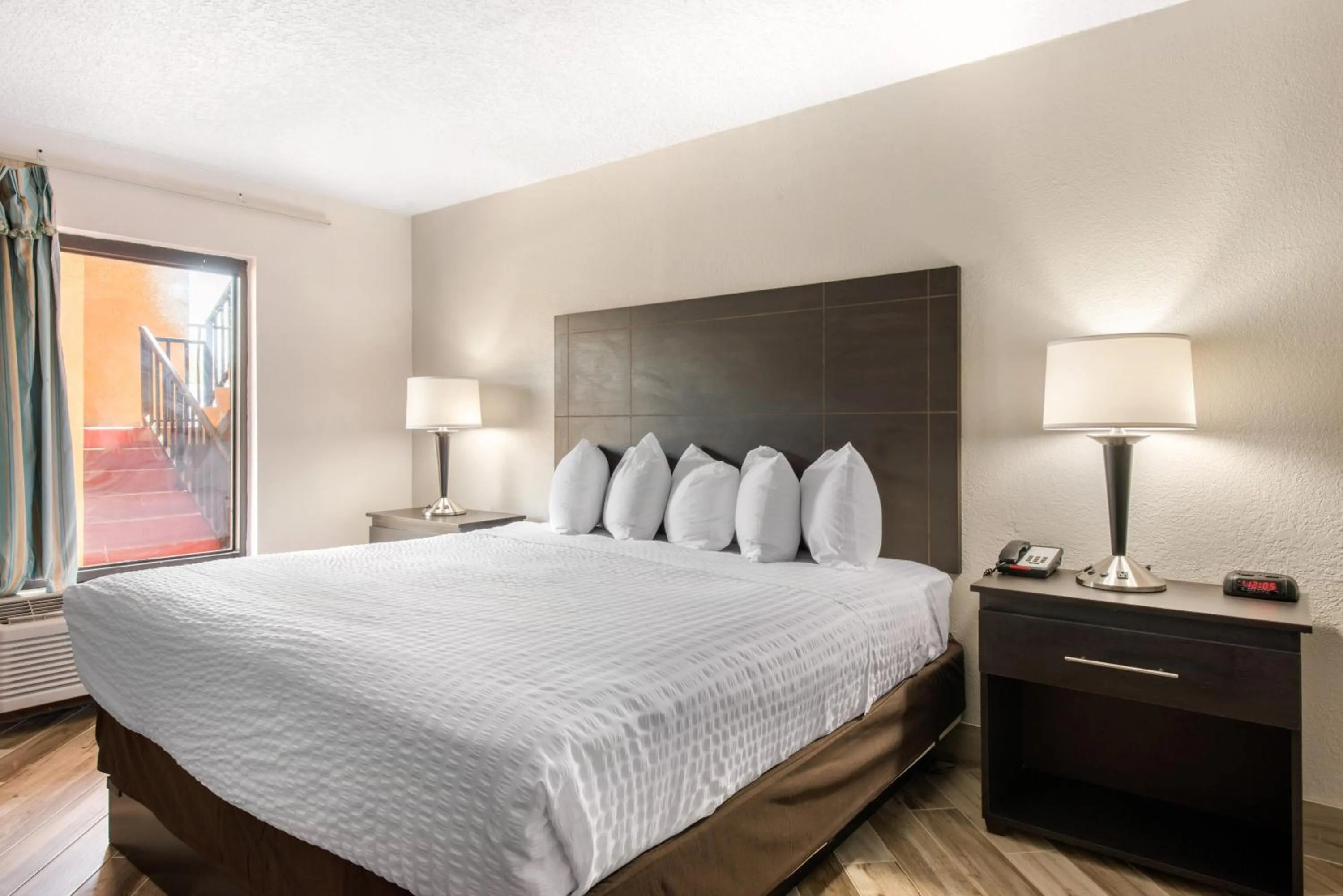 Bedroom, Bed in Clarion Inn & Suites Kissimmee-Lake Buena Vista South