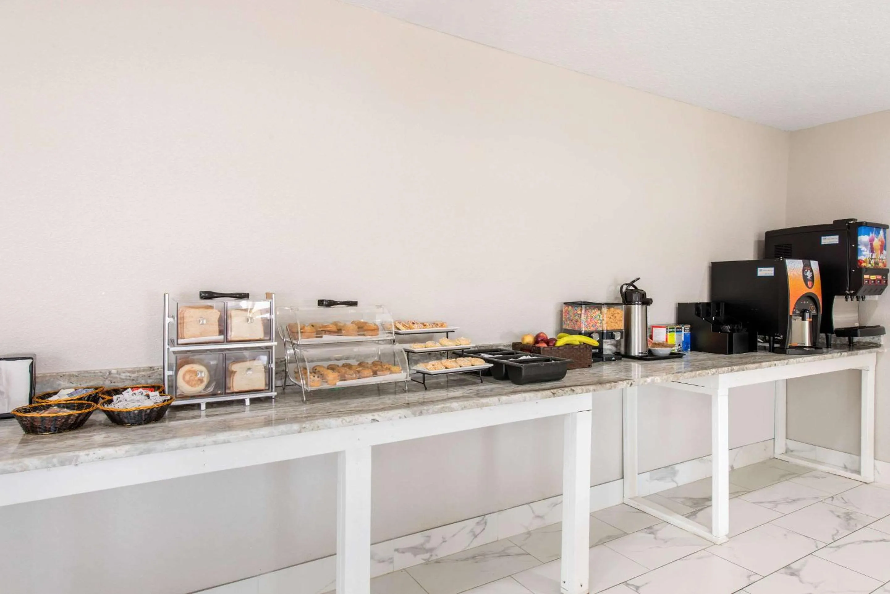 Restaurant/places to eat in Clarion Inn & Suites Kissimmee-Lake Buena Vista South