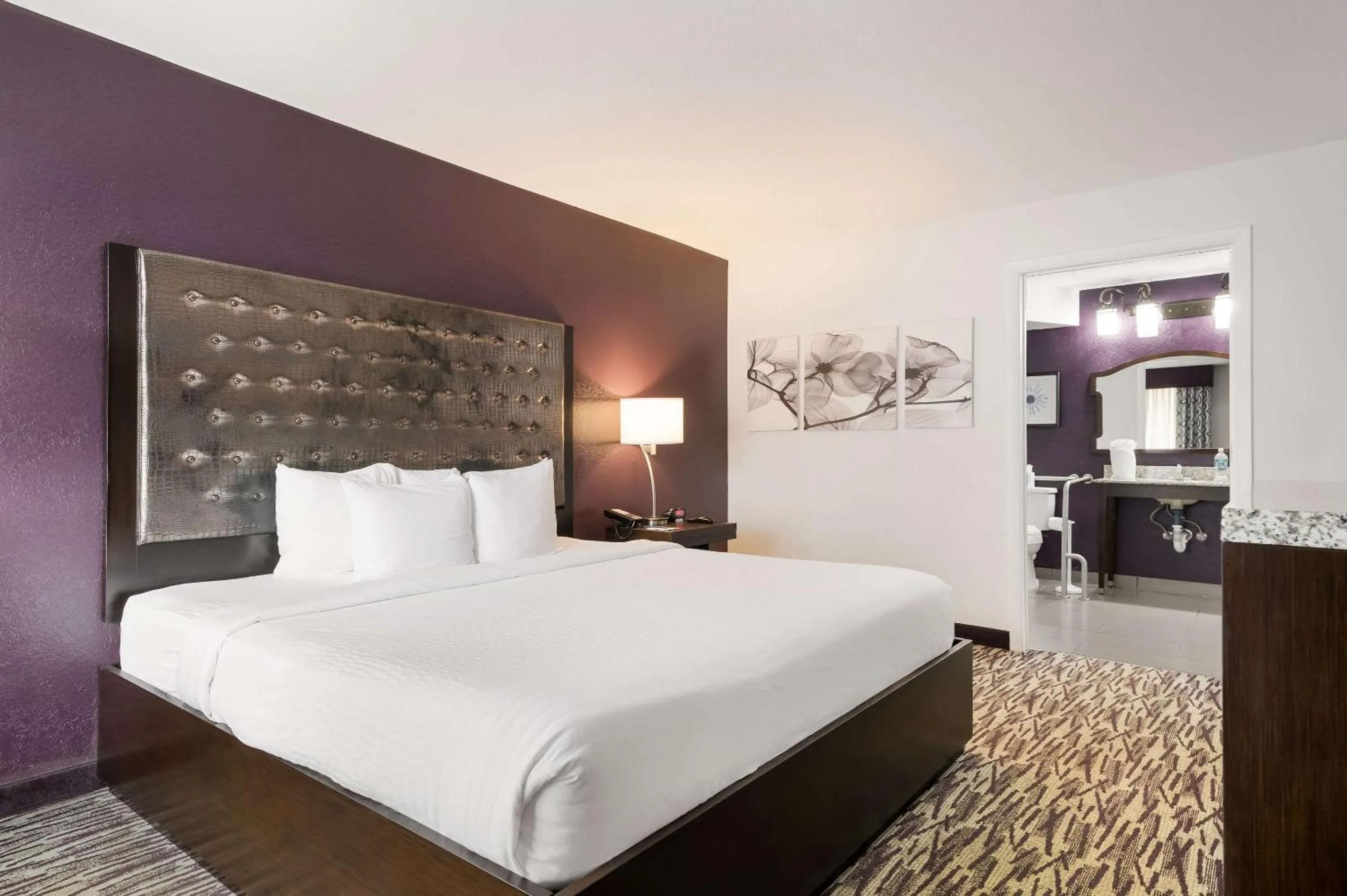 Bedroom, Bed in Clarion Inn & Suites Across From Universal Orlando Resort