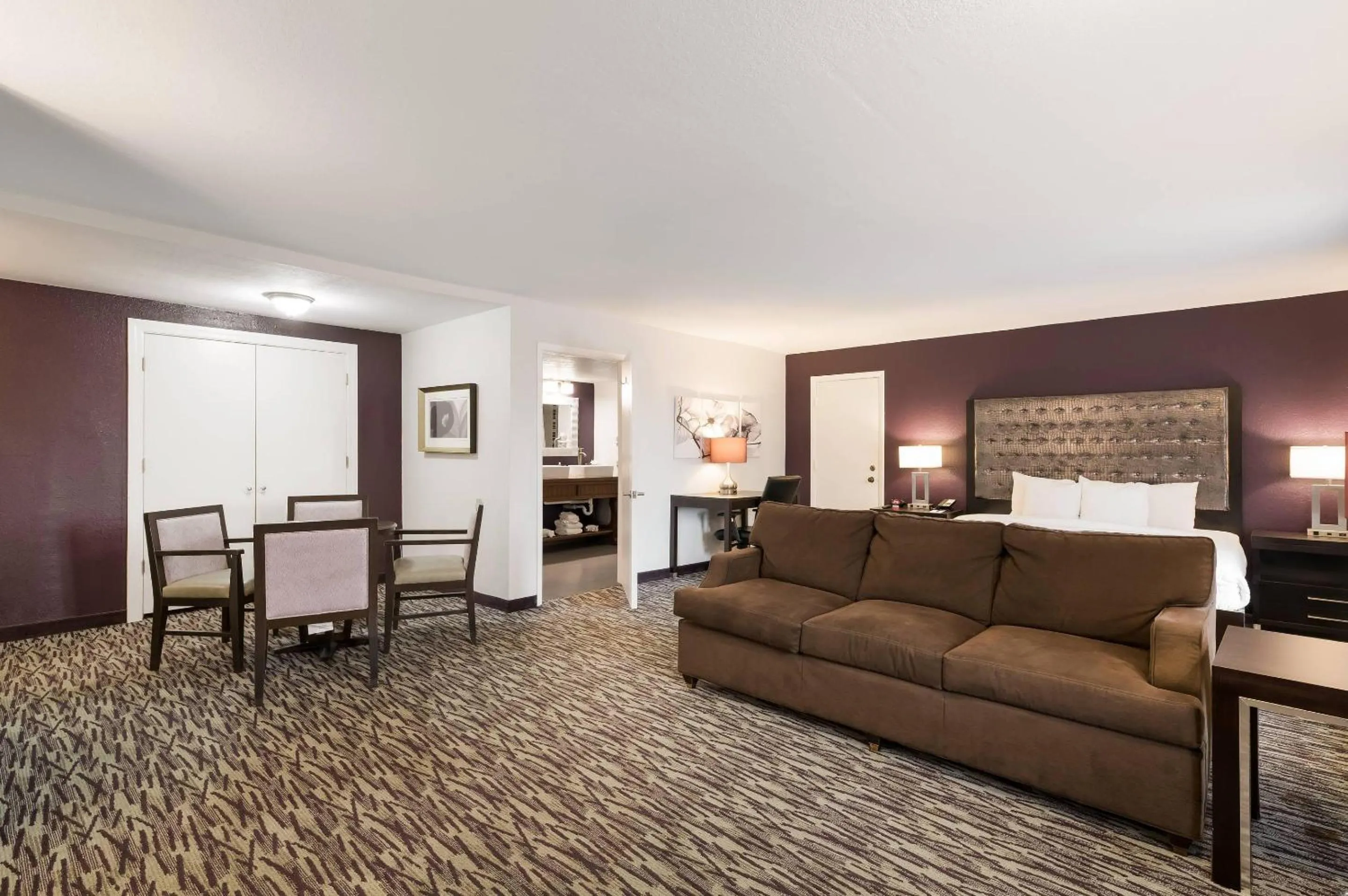 Bedroom in Clarion Inn & Suites Across From Universal Orlando Resort