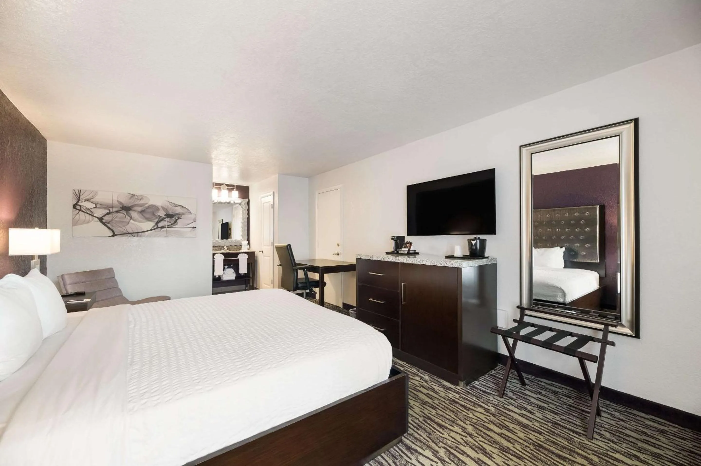 Bedroom, Bed in Clarion Inn & Suites Across From Universal Orlando Resort