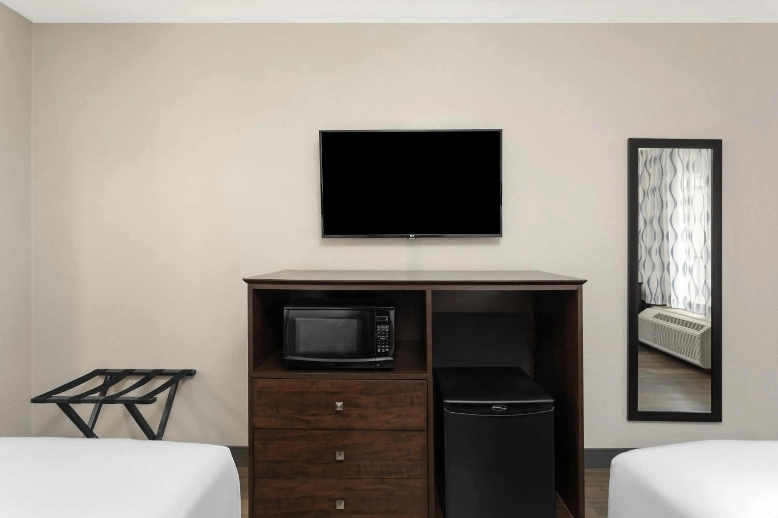 TV and multimedia, Bed in Days Inn by Wyndham Orlando Conv. Center/International Dr