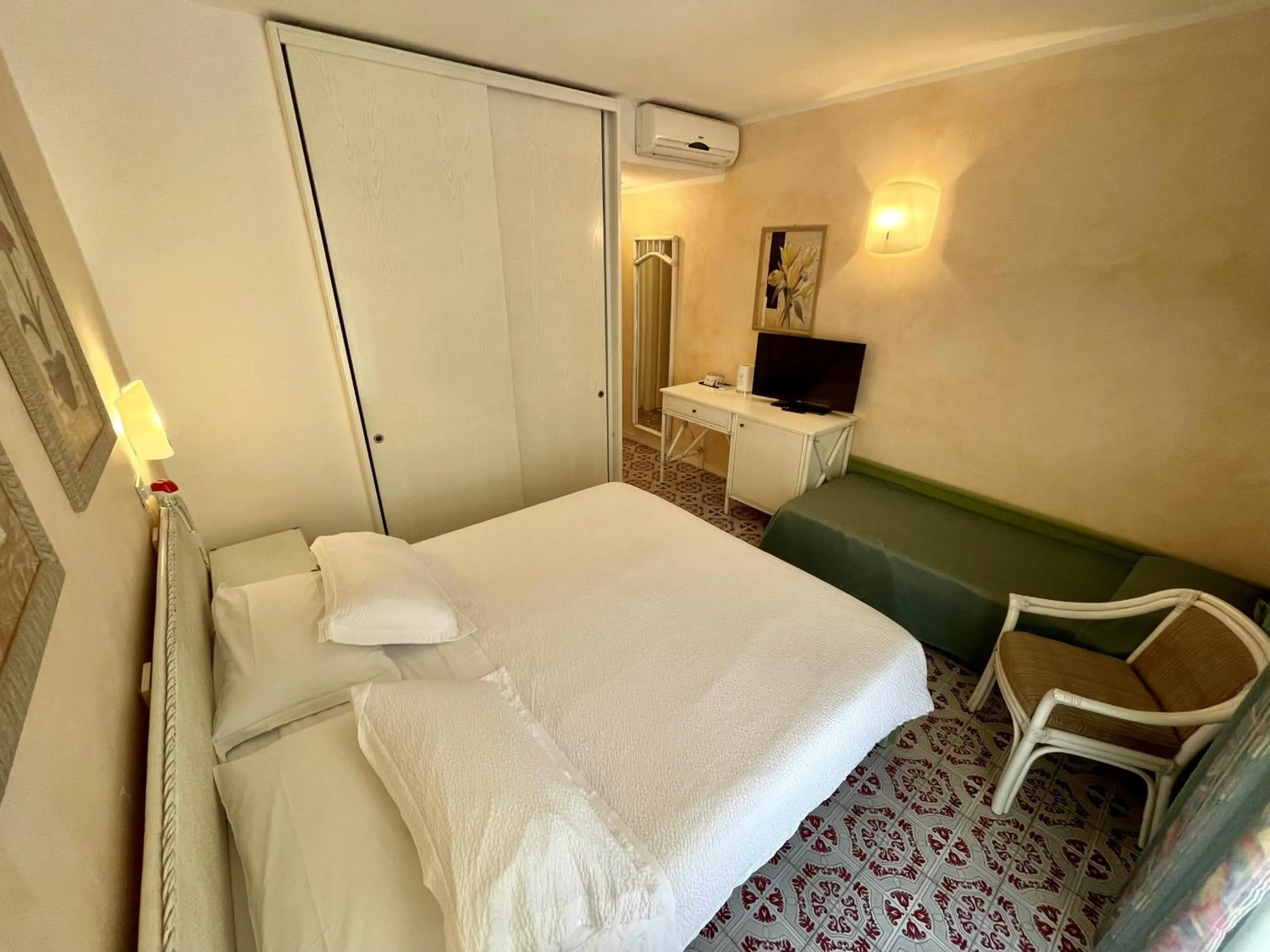 Photo of the whole room in Hotel Meridiana