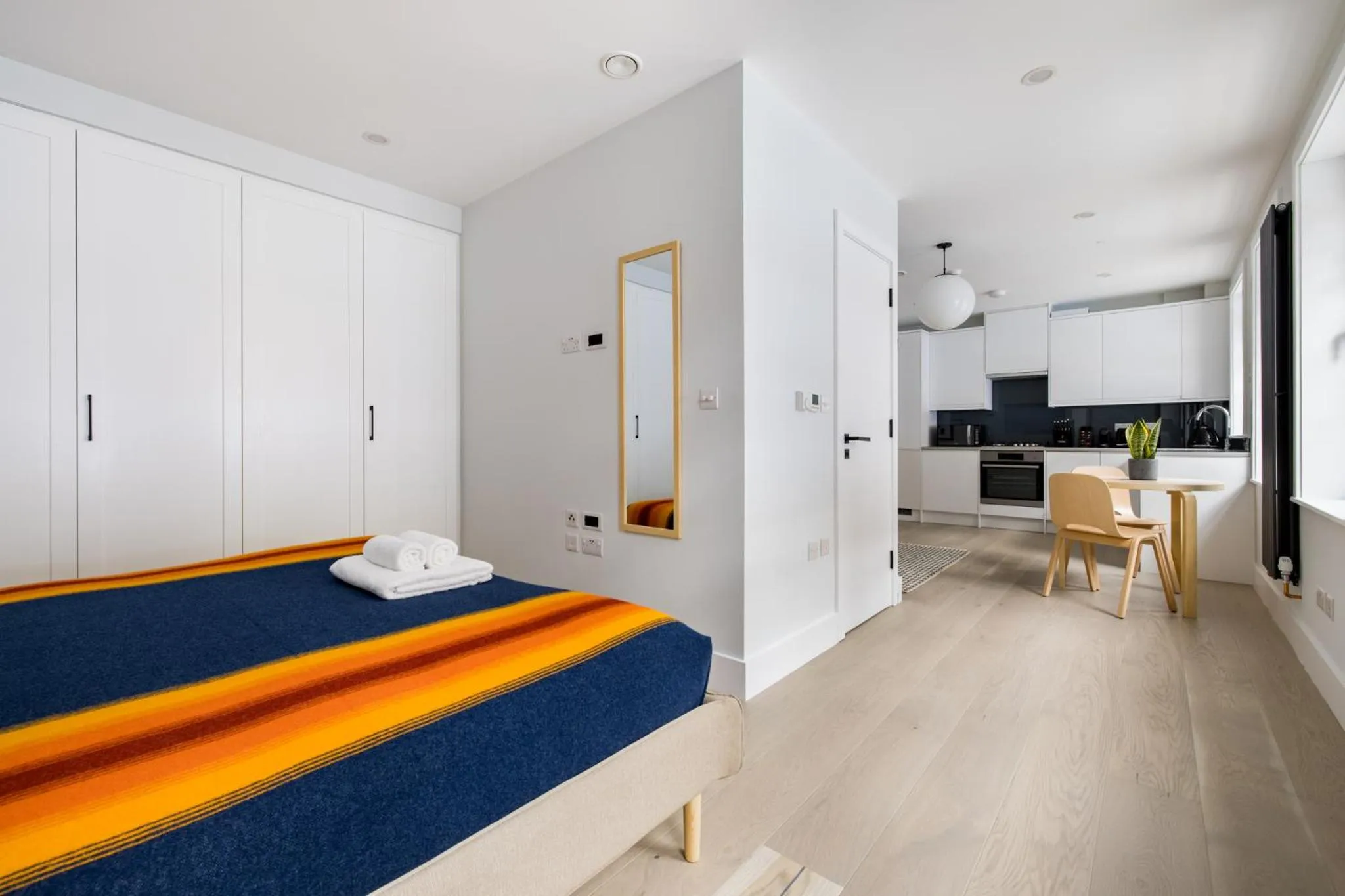 Photo of the whole room, Bed in Hausd - Leicester Square