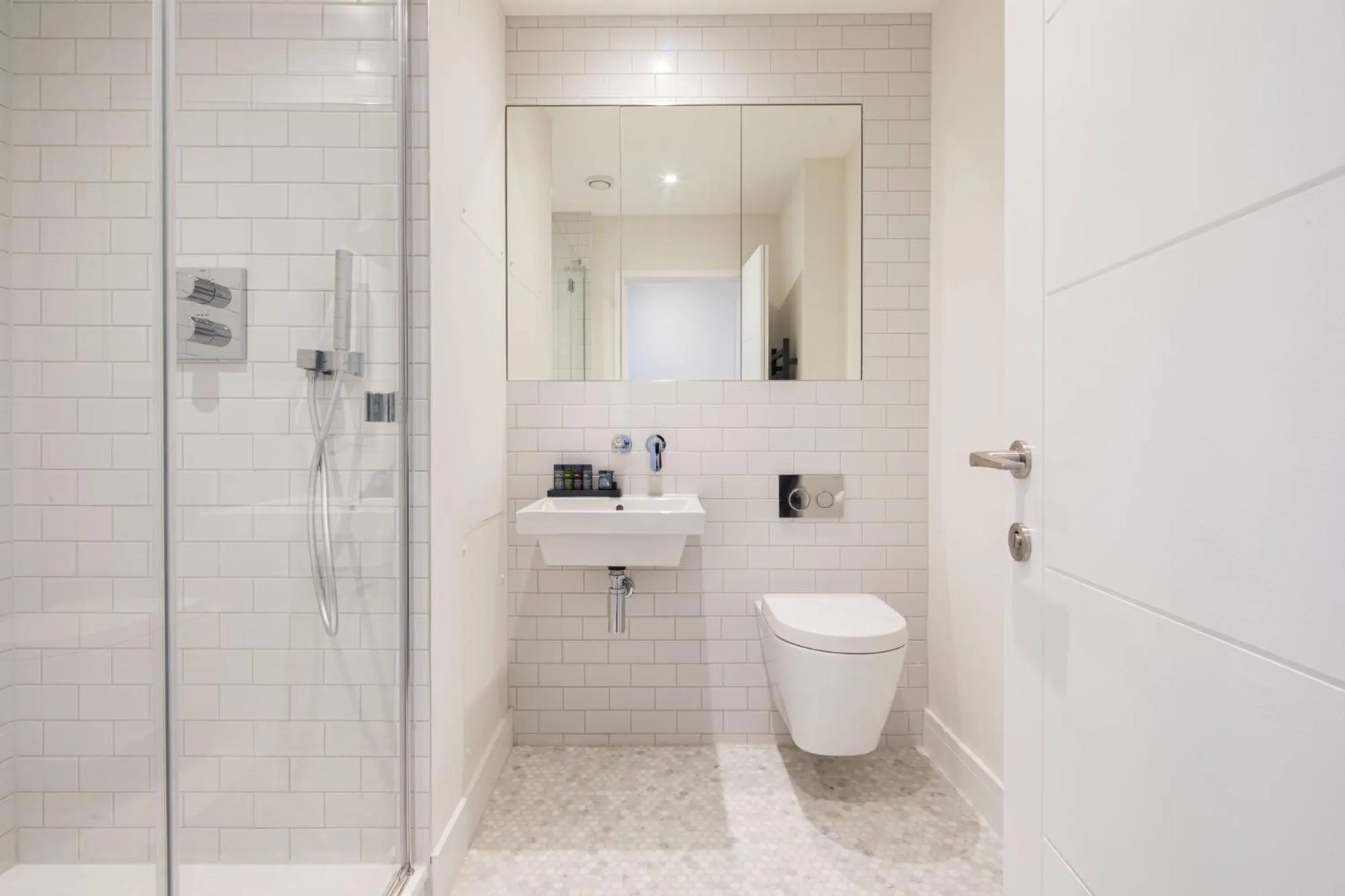 Shower in Hausd - Leicester Square