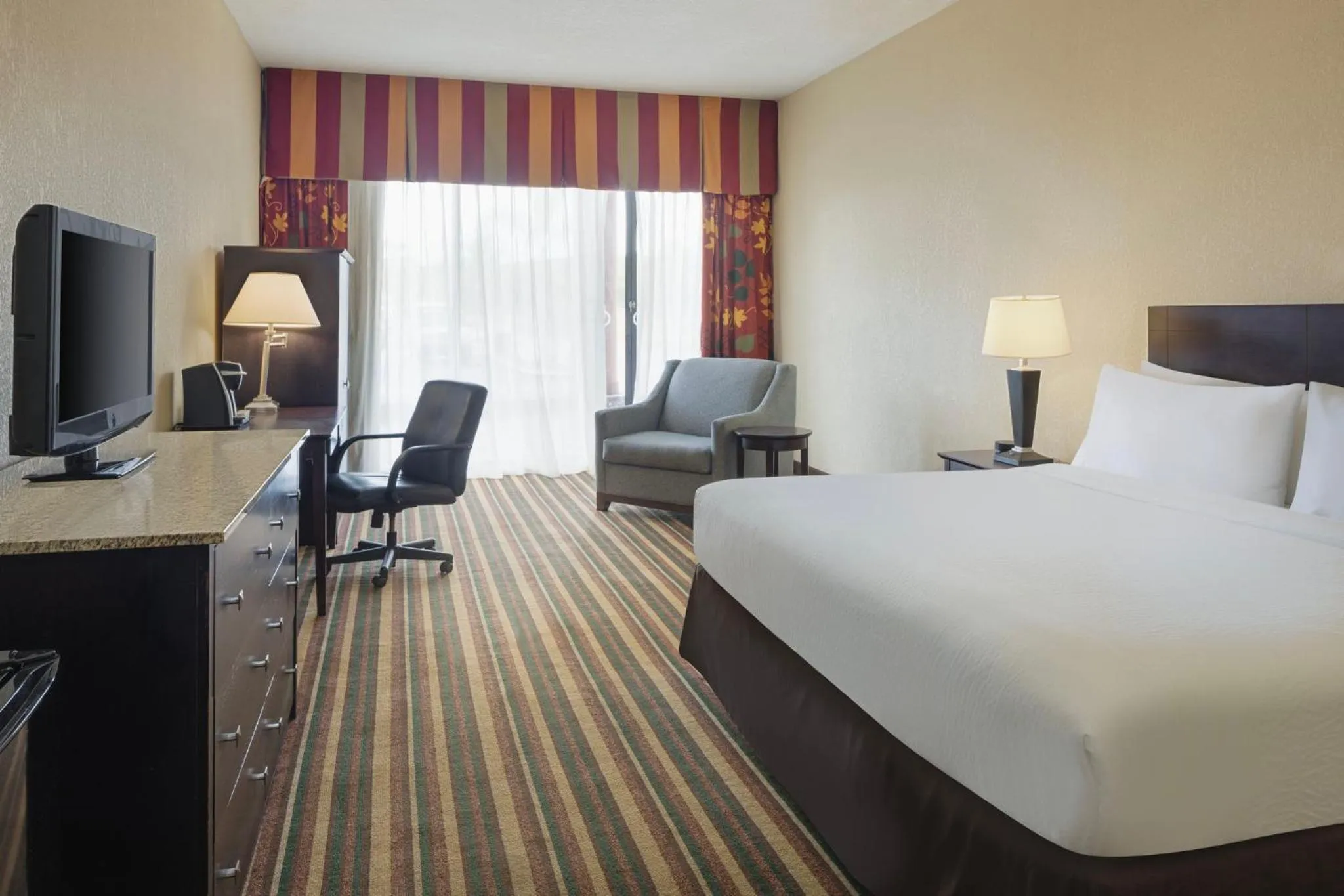 Photo of the whole room, Bed in Holiday Inn & Suites Orlando SW - Celebration Area by IHG