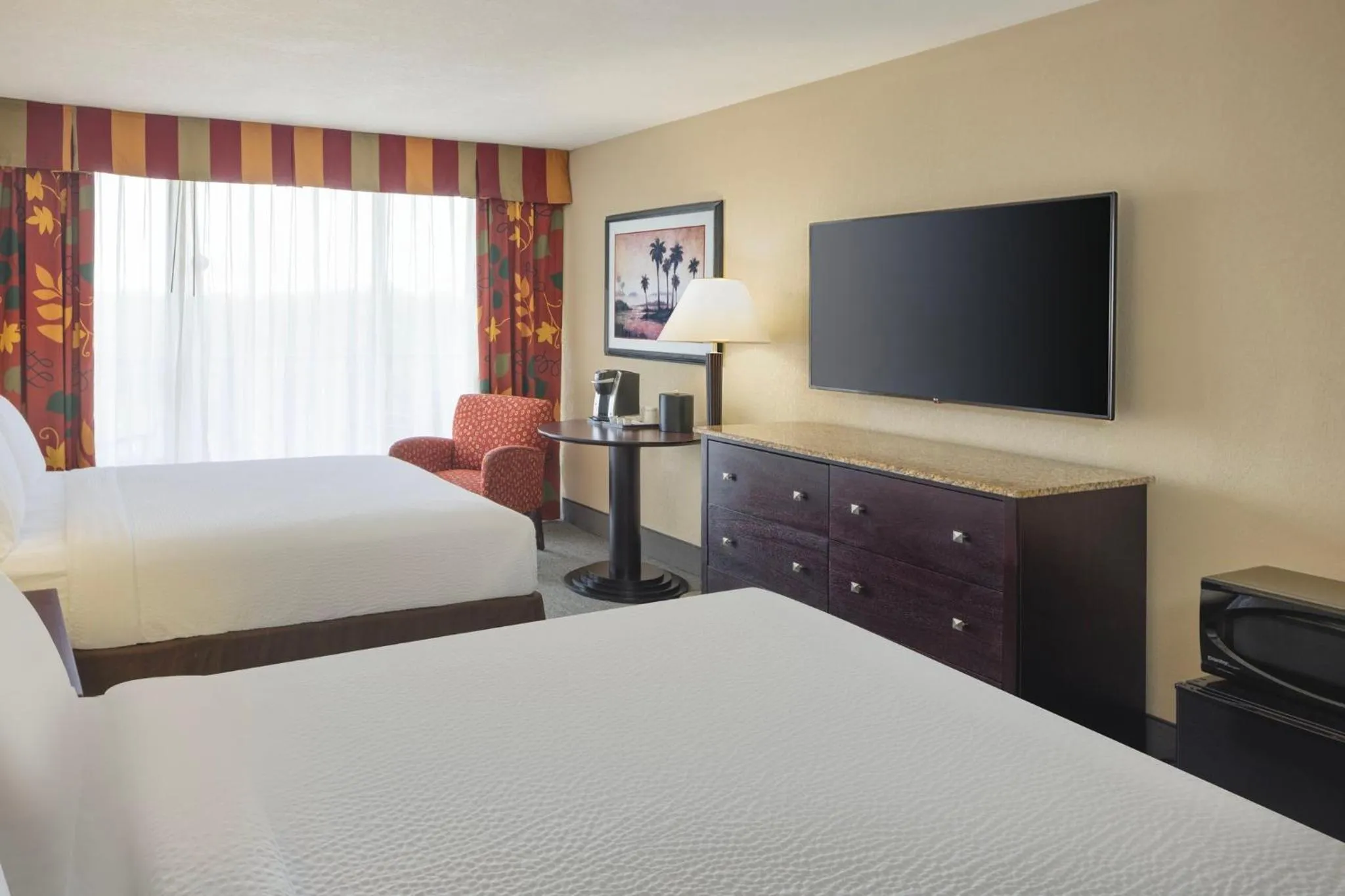 Photo of the whole room, Bed in Holiday Inn & Suites Orlando SW - Celebration Area by IHG