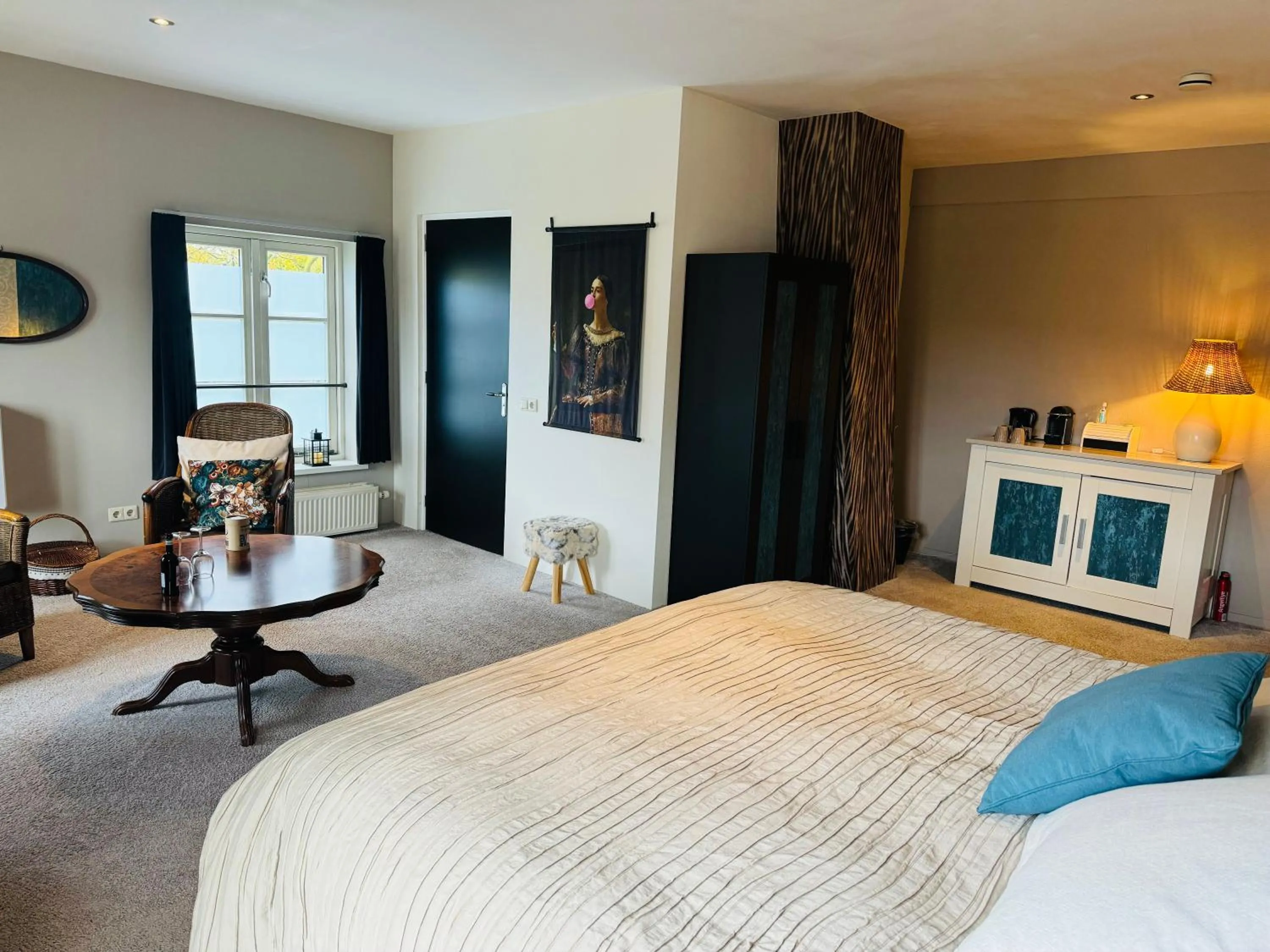 Seating area, Bed in B&B De Dorpshoeve