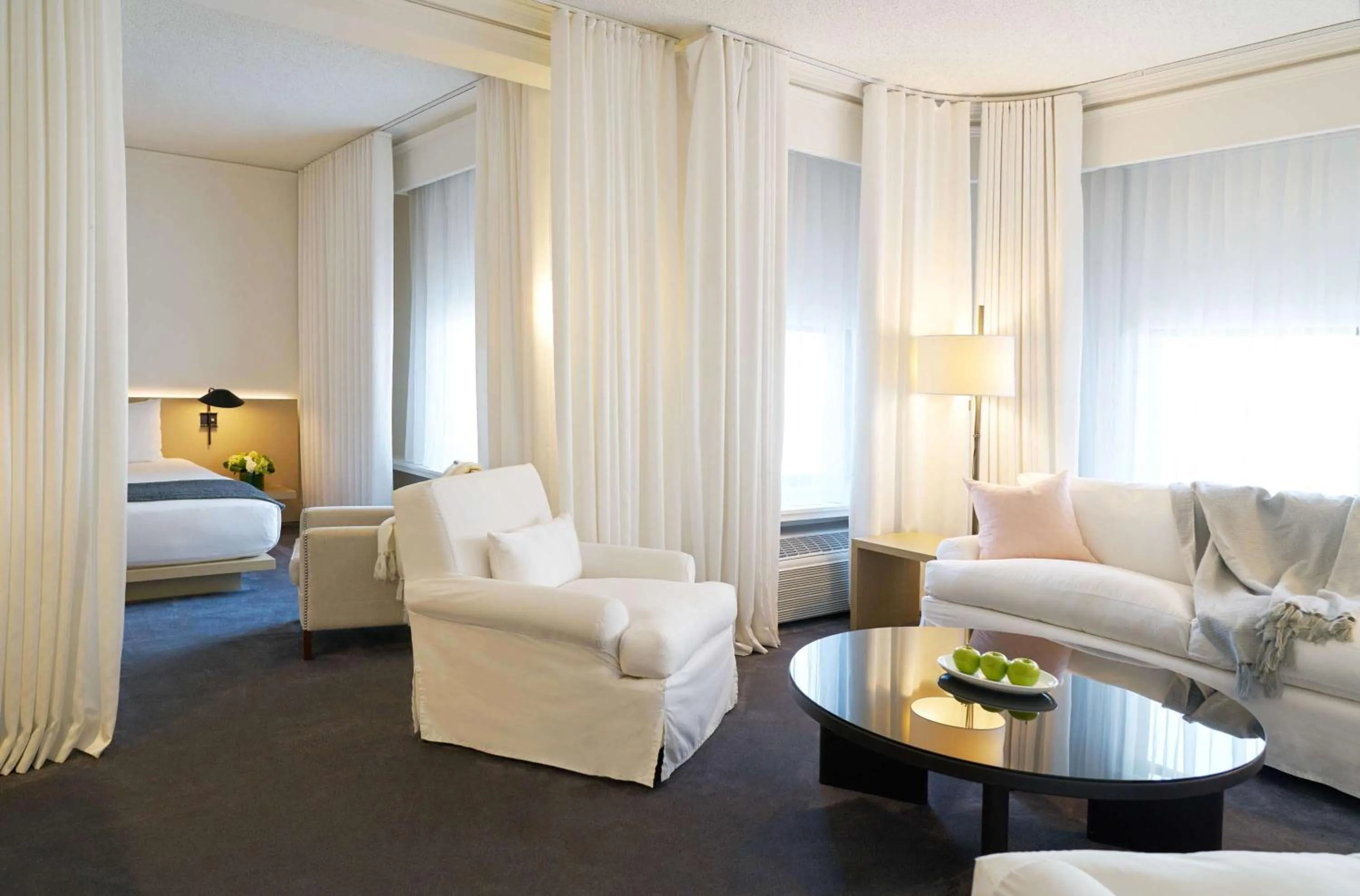 Photo of the whole room in Ambassador Chicago, part of JdV by Hyatt