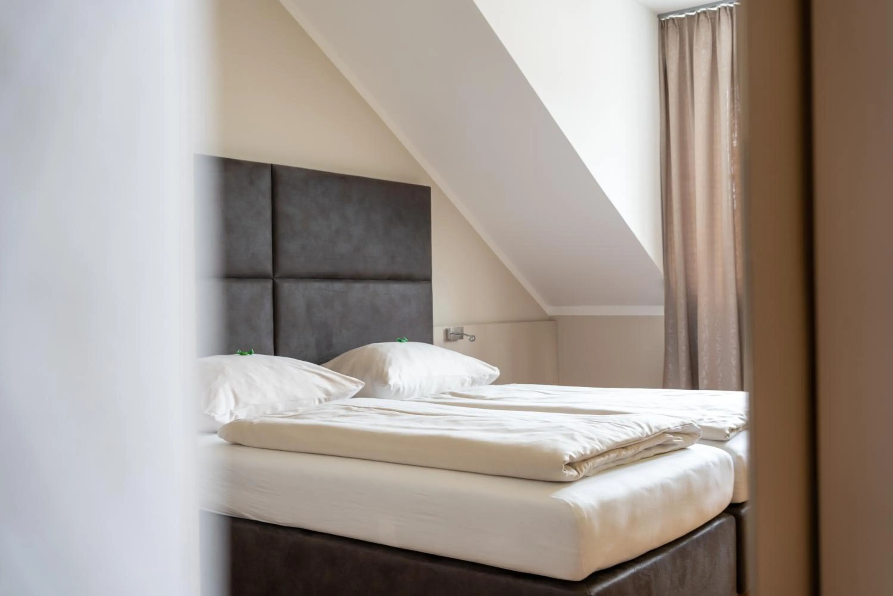 Photo of the whole room, Bed in eee Hotel Perg