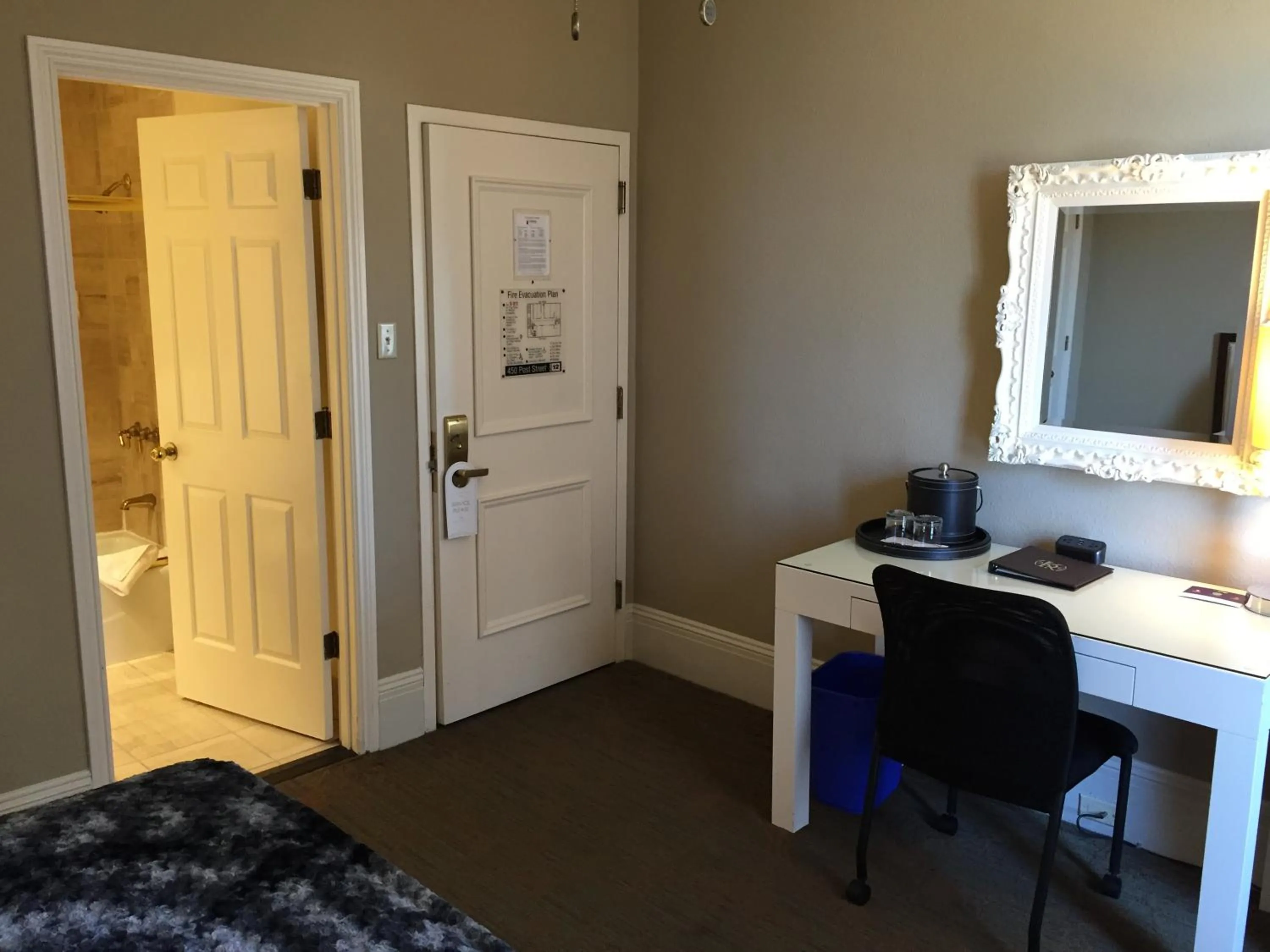 Photo of the whole room, Bed in Kensington Park Hotel