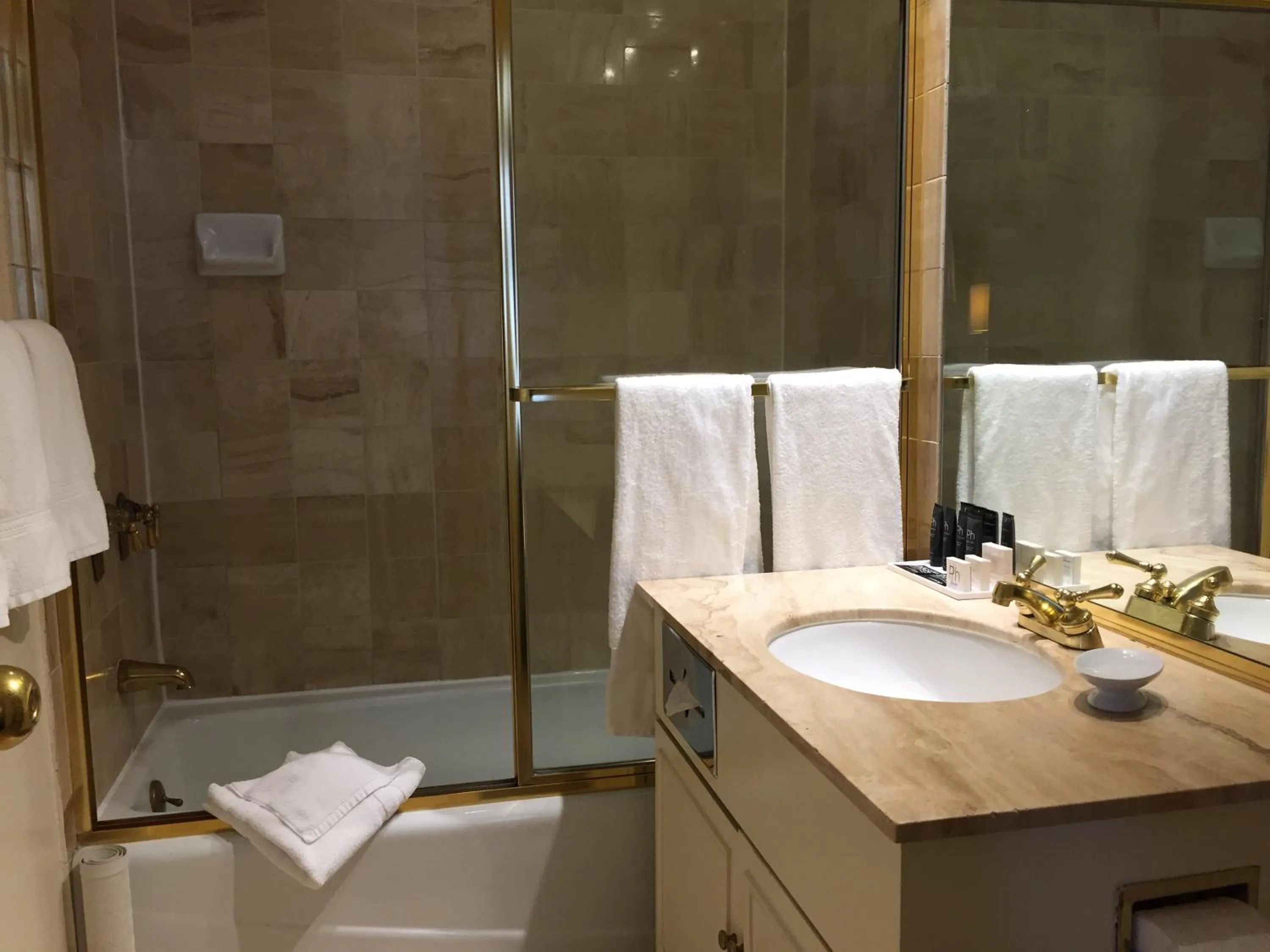 Bathroom in Kensington Park Hotel