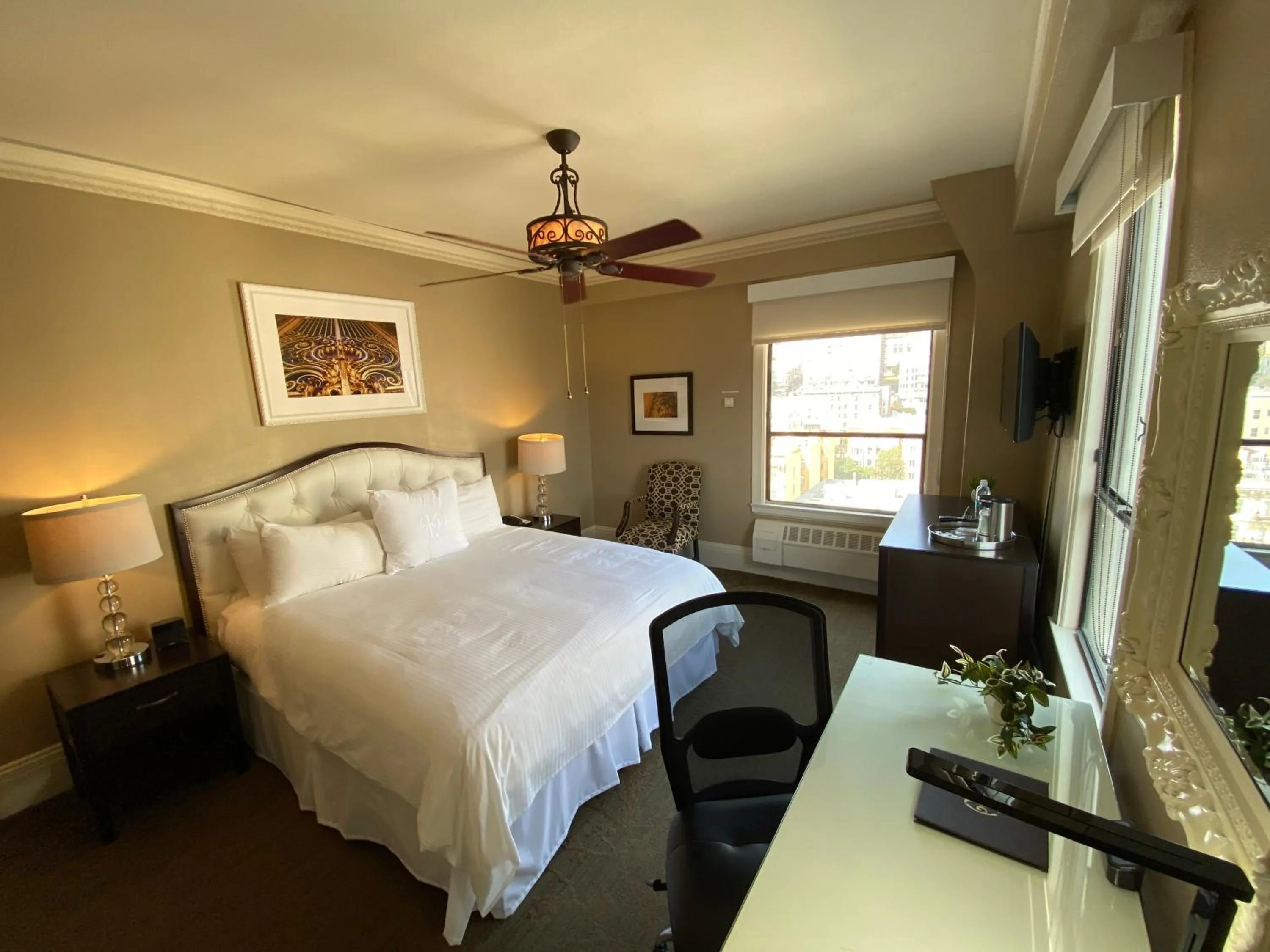 Photo of the whole room, Bed in Kensington Park Hotel