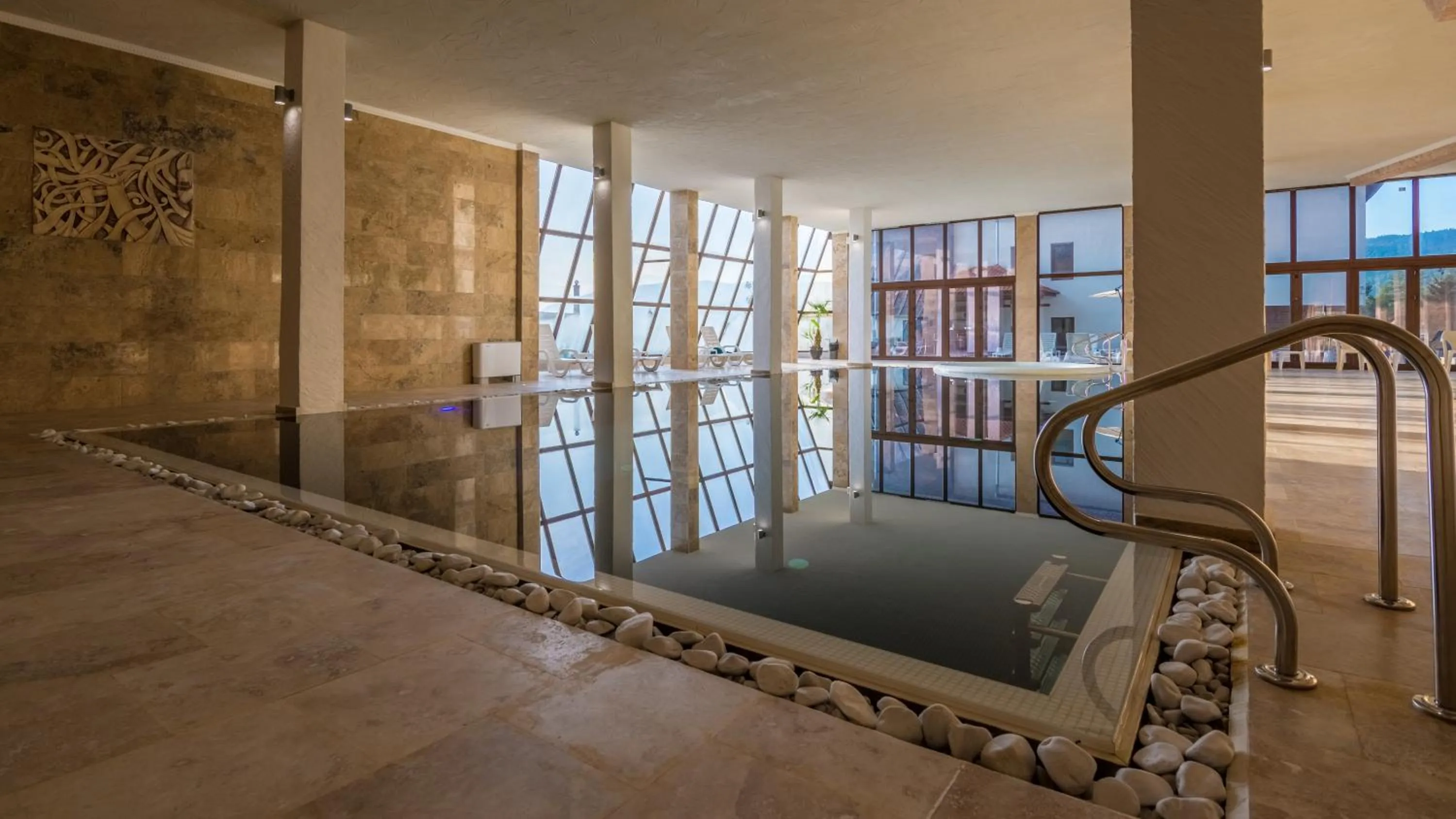 Swimming pool, Bed in Katalina SPA Resort