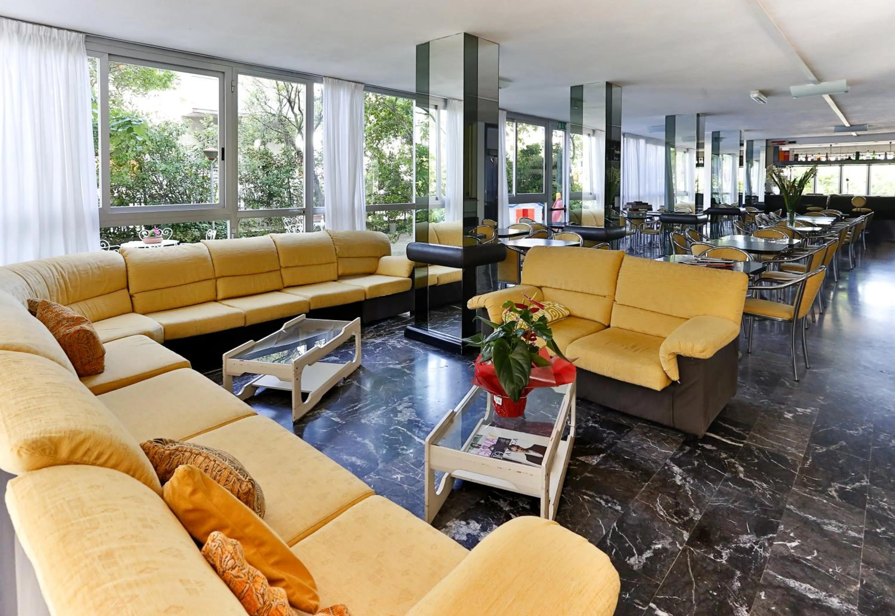 Communal lounge/ TV room in Hotel Rondinella