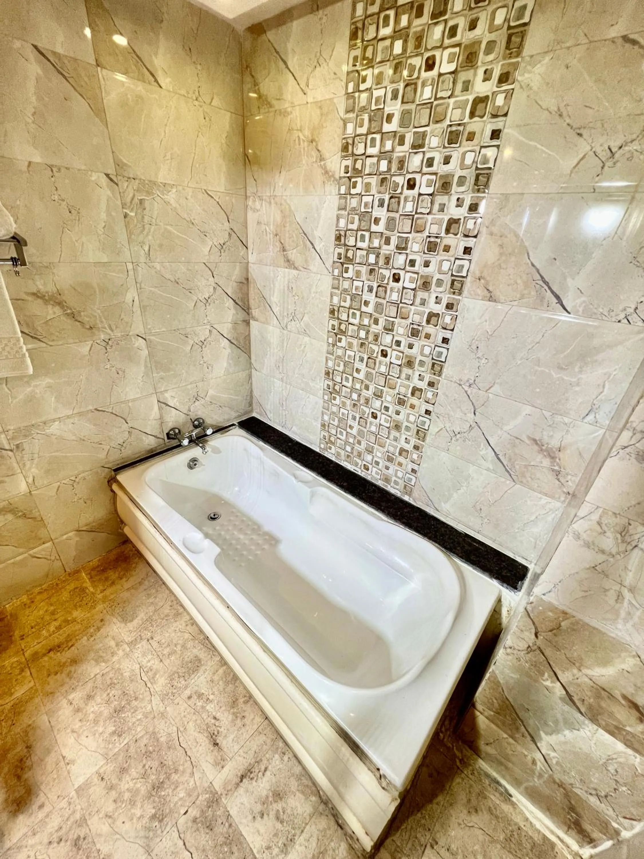 Bath in Sea Hawk - Luxury Hill Resort 4 mins from Bhimtal Lake