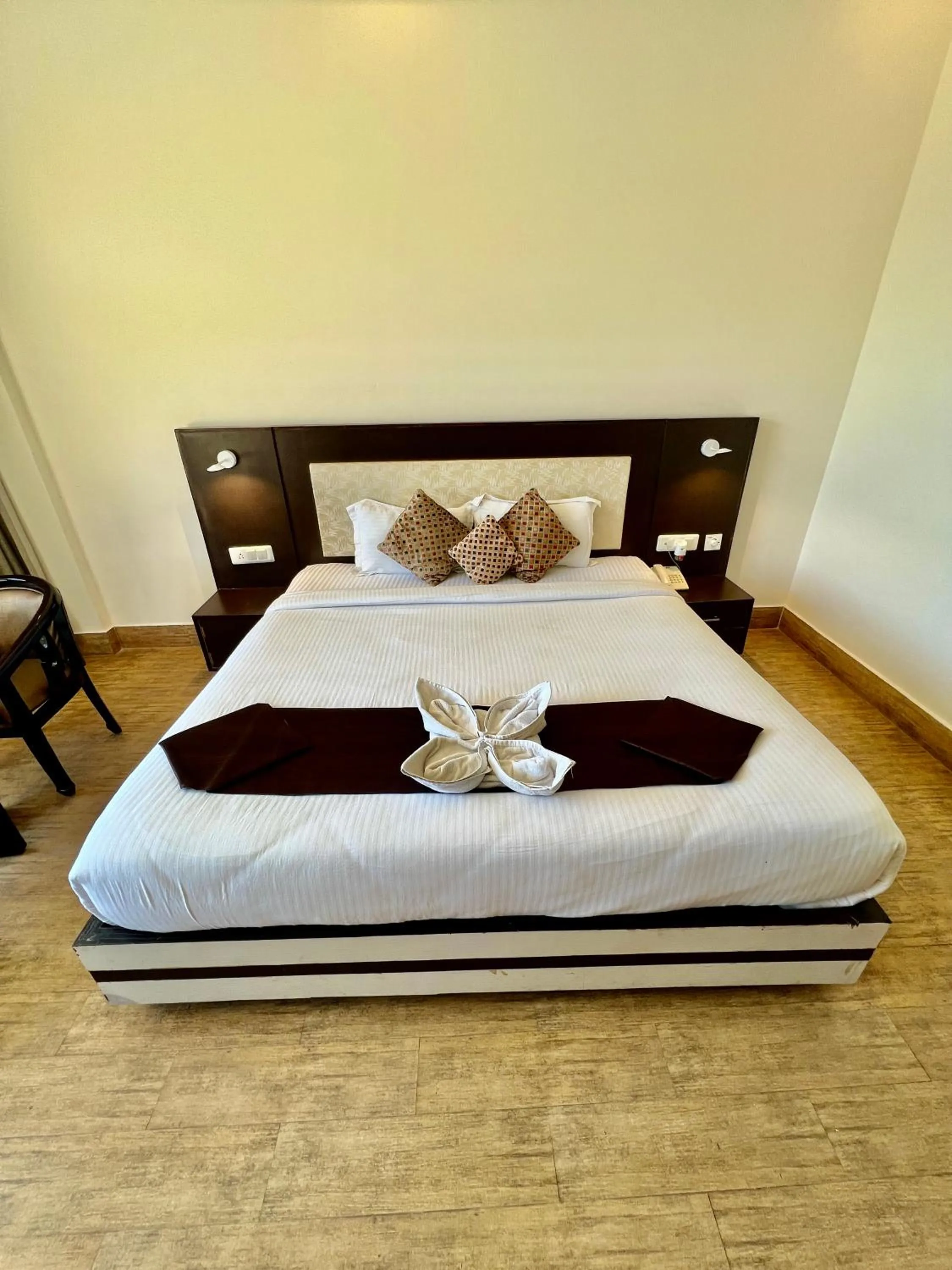 Bedroom, Bed in Sea Hawk - Luxury Hill Resort 4 mins from Bhimtal Lake