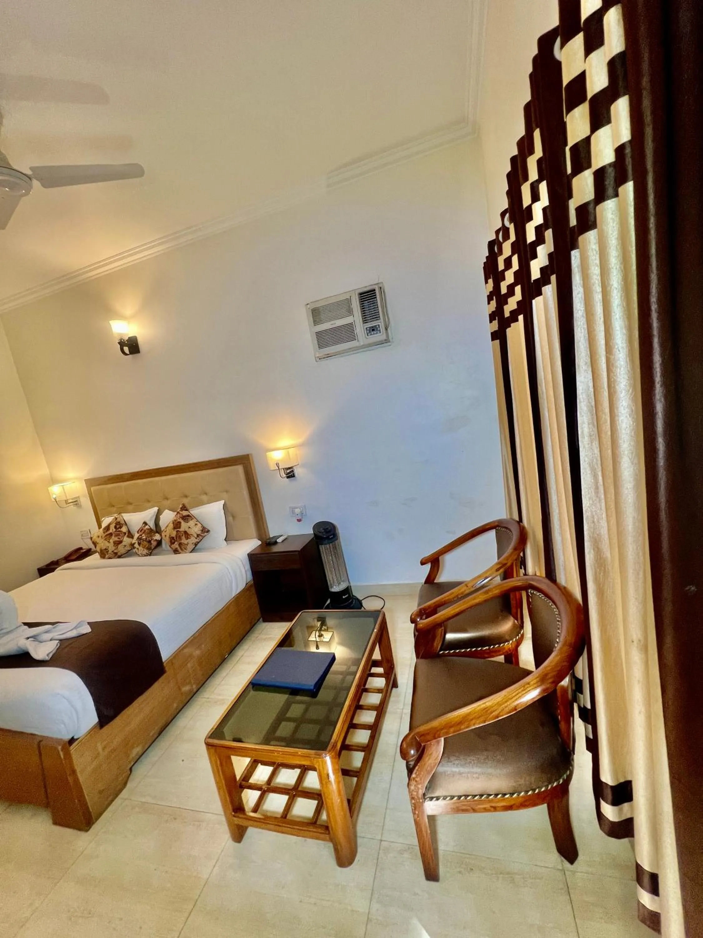 Bedroom, Bed in Sea Hawk - Luxury Hill Resort 4 mins from Bhimtal Lake