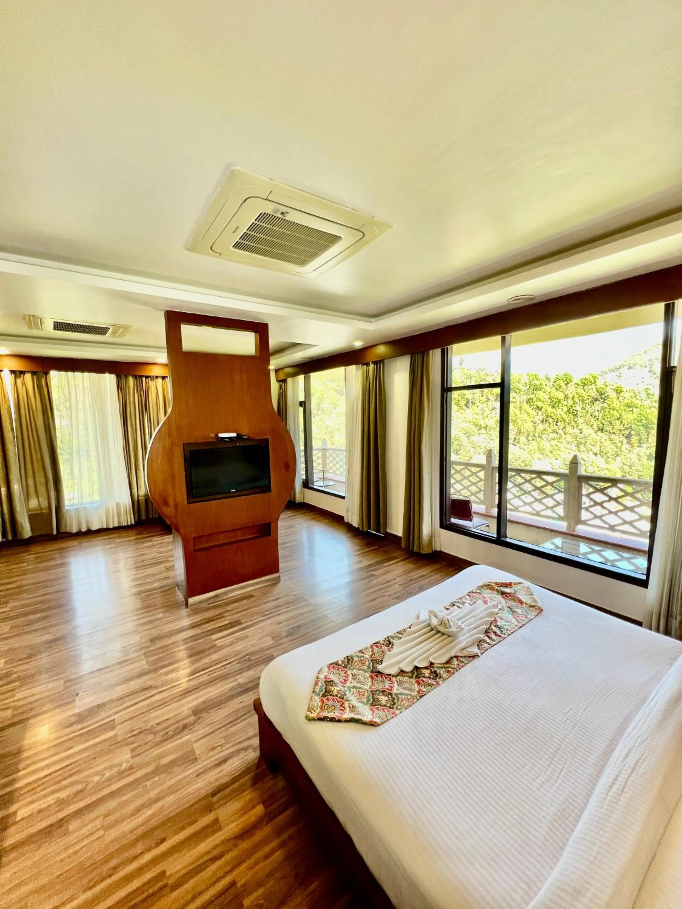Bed in Sea Hawk - Luxury Hill Resort 4 mins from Bhimtal Lake
