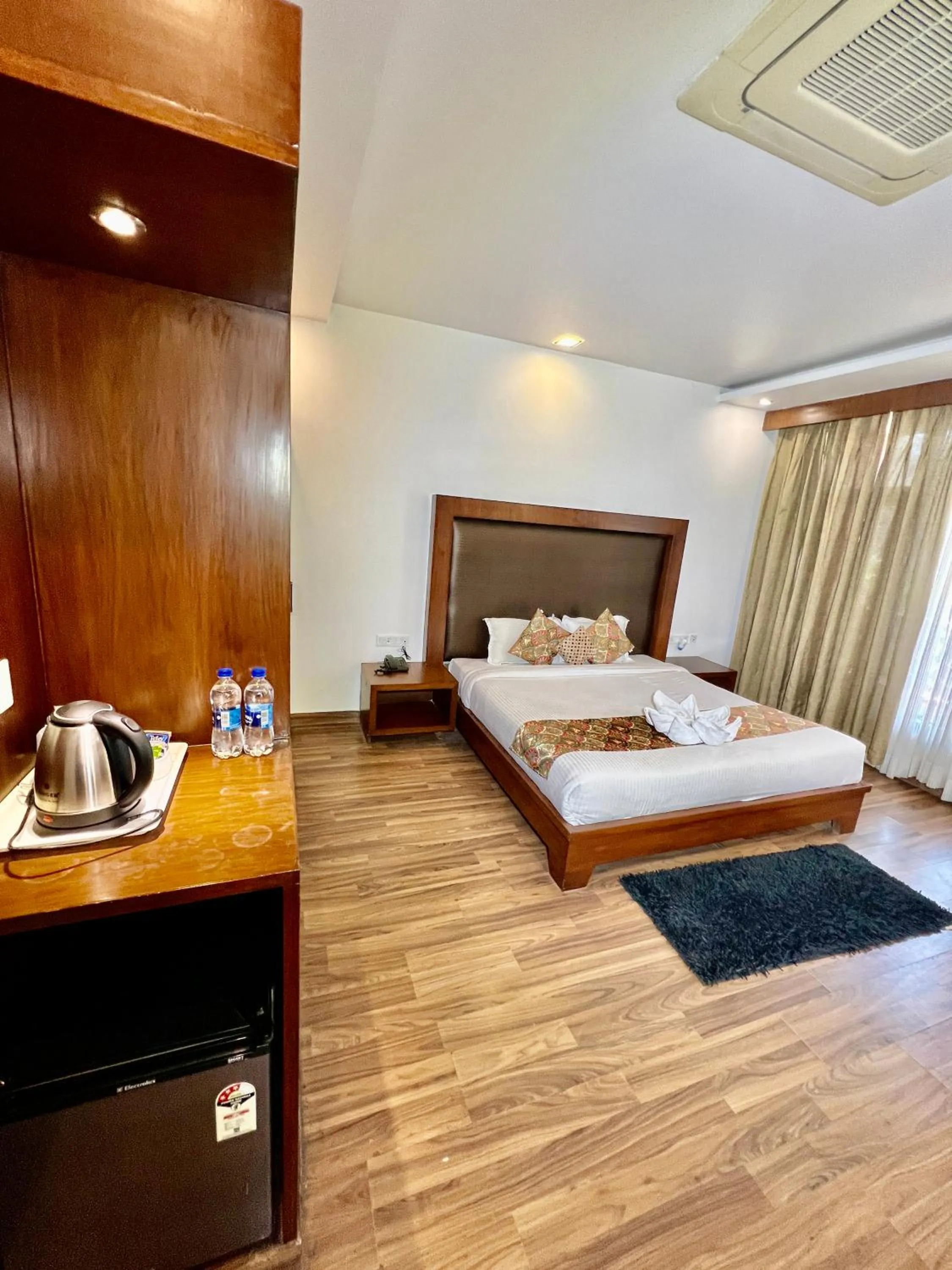 Bedroom, Bed in Sea Hawk - Luxury Hill Resort 4 mins from Bhimtal Lake