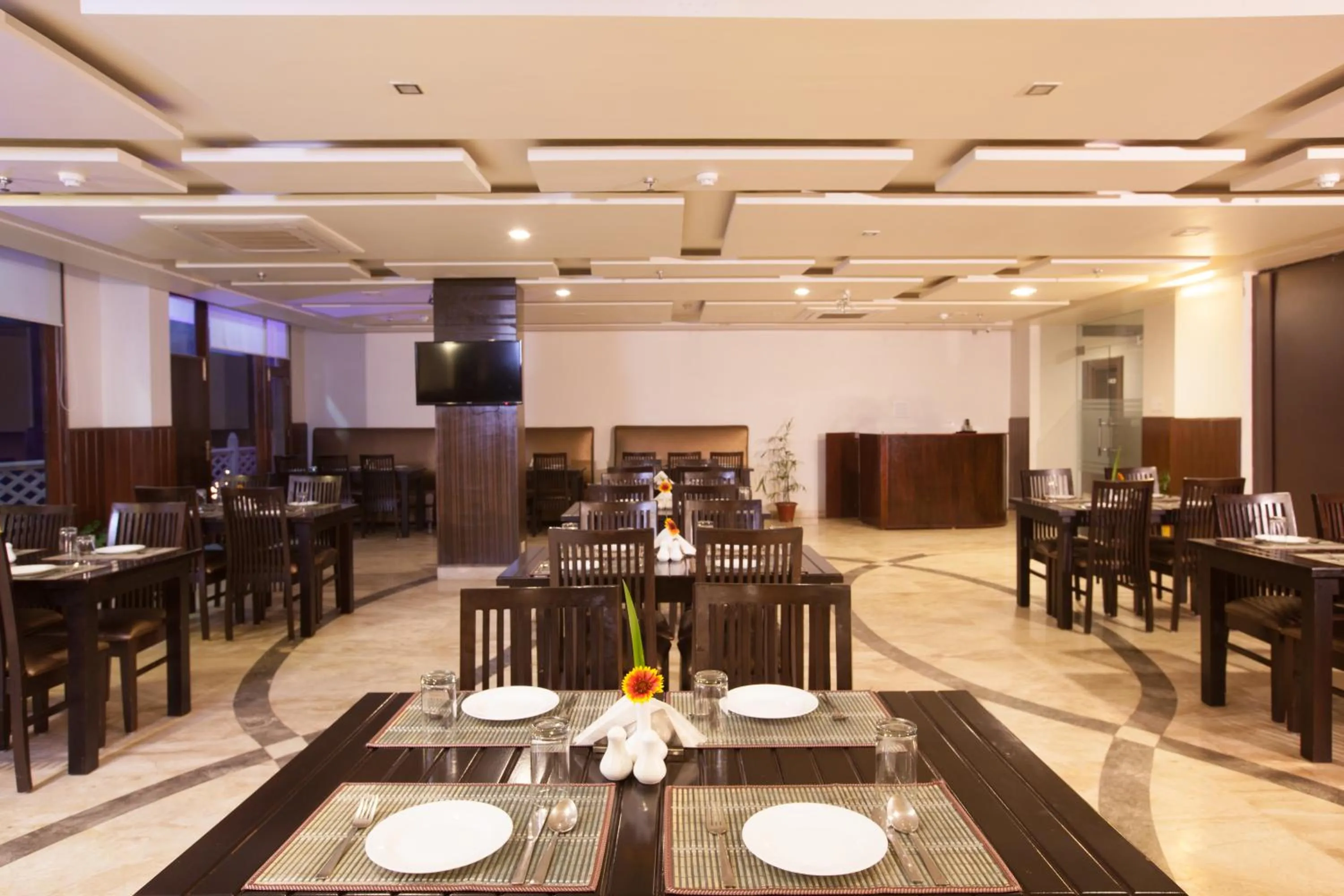 Restaurant/places to eat in Sea Hawk - Luxury Hill Resort 4 mins from Bhimtal Lake