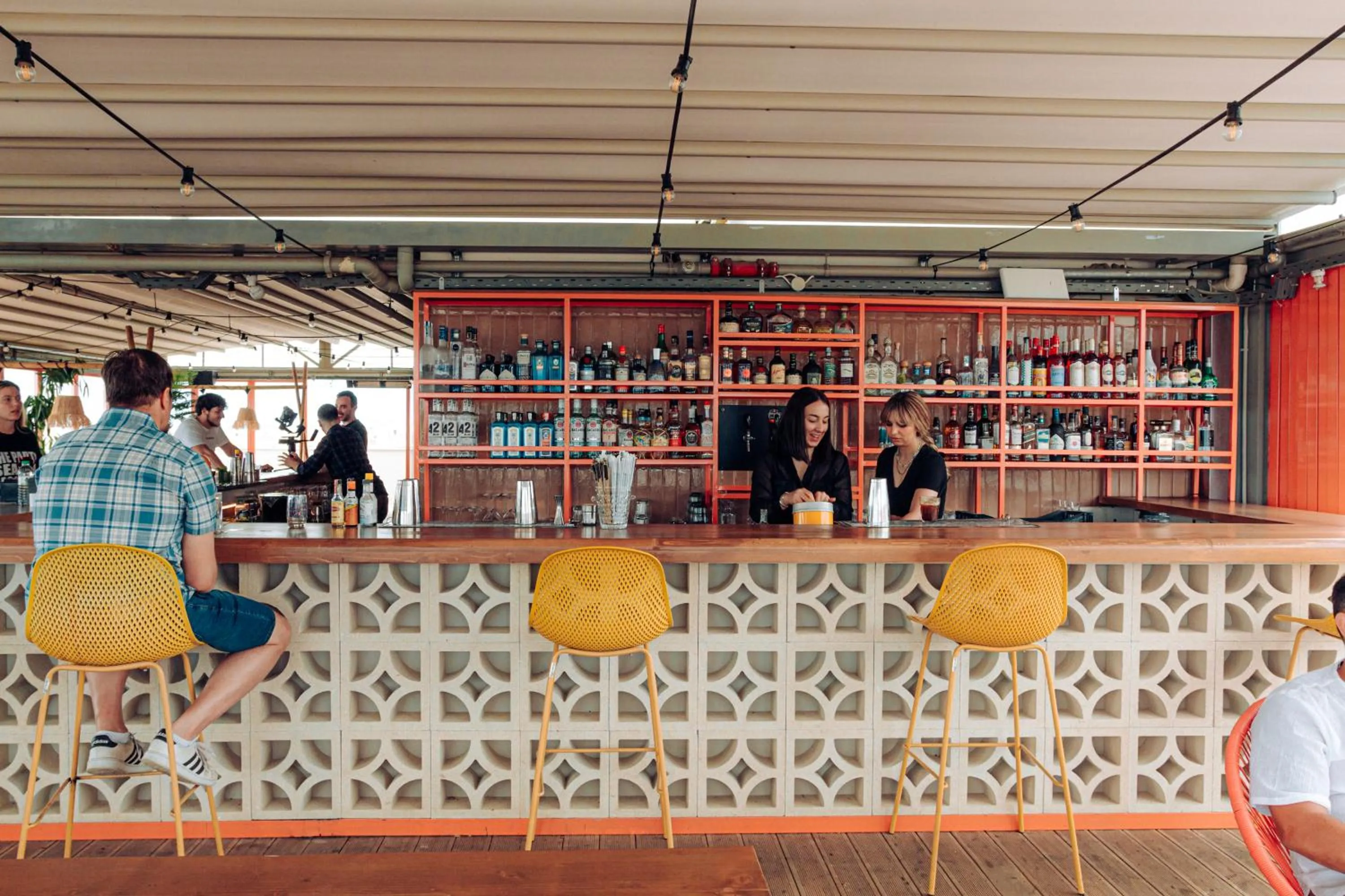 Property building, Lounge/Bar in Selina Athens Theatrou