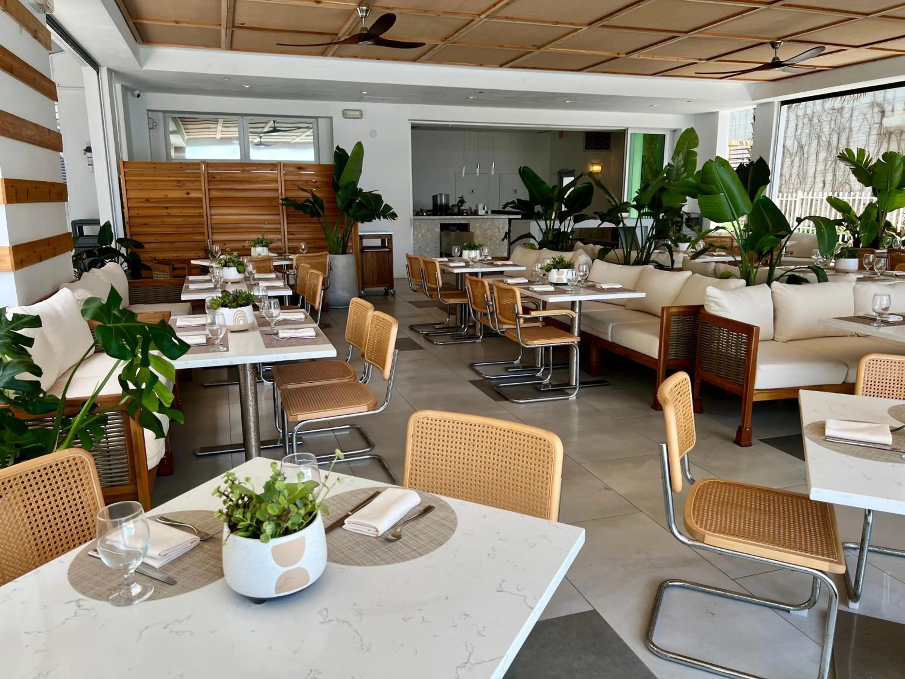 Restaurant/places to eat in MB Hotel, Trademark Collection by Wyndham