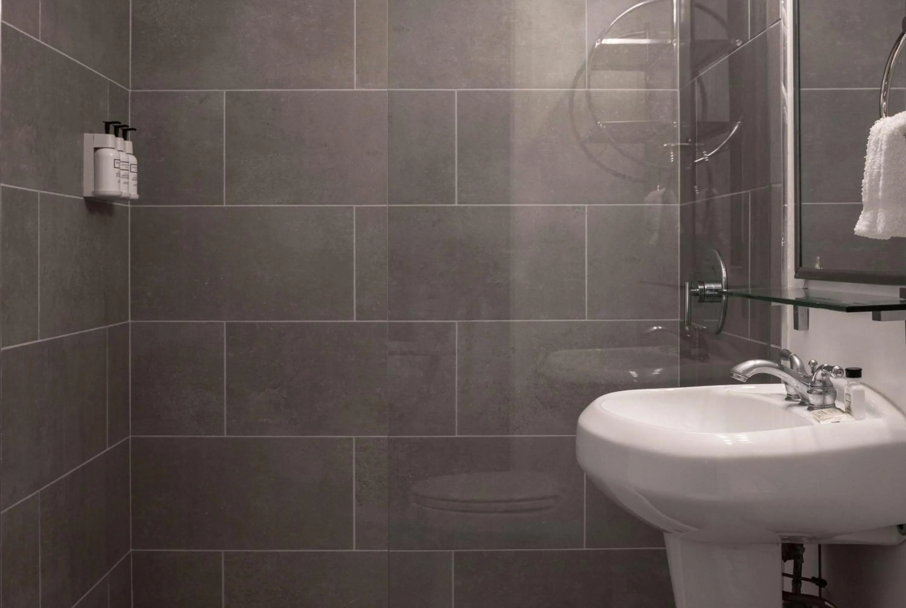 TV and multimedia in MB Hotel, Trademark Collection by Wyndham