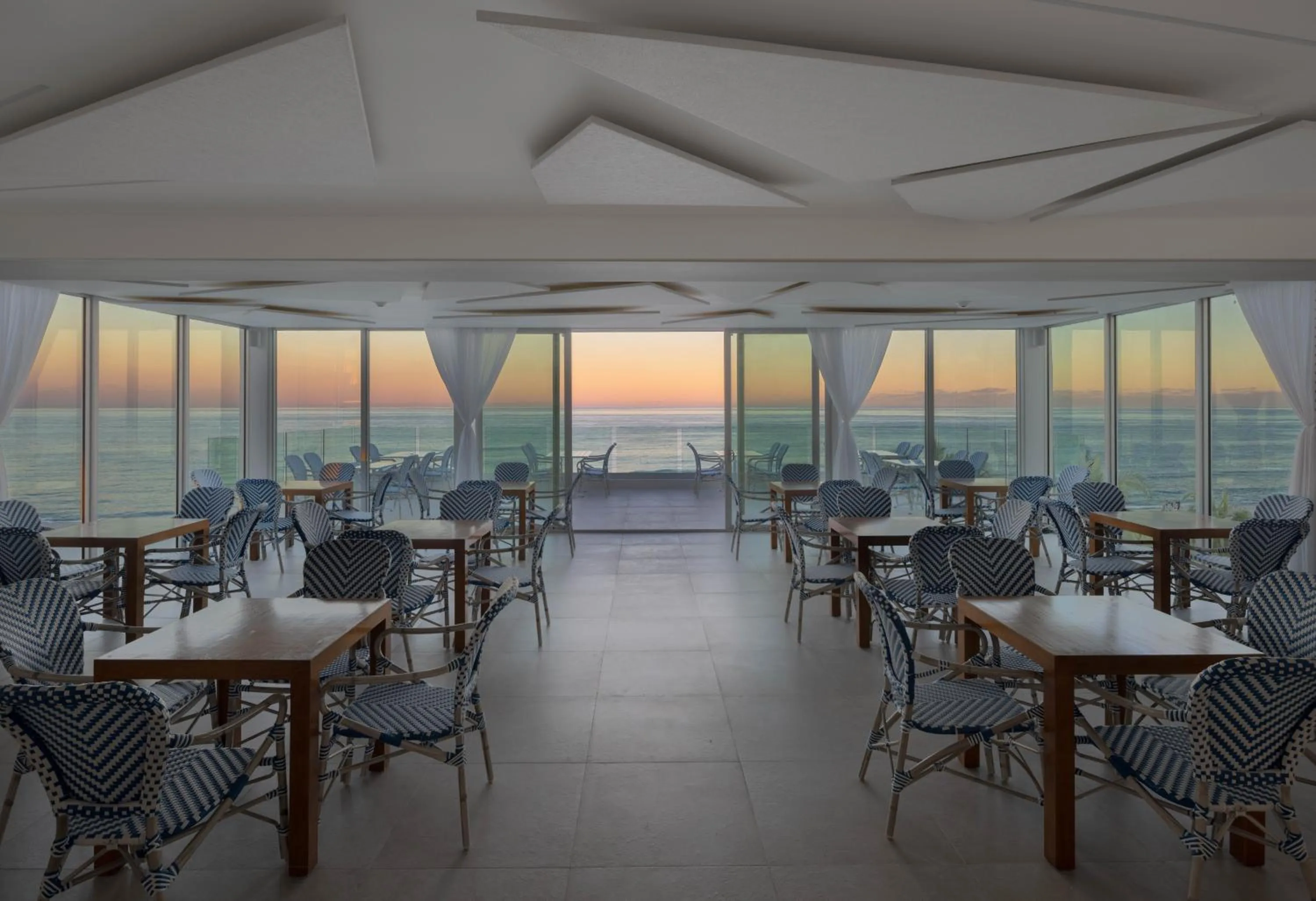 Restaurant/places to eat in MB Hotel, Trademark Collection by Wyndham