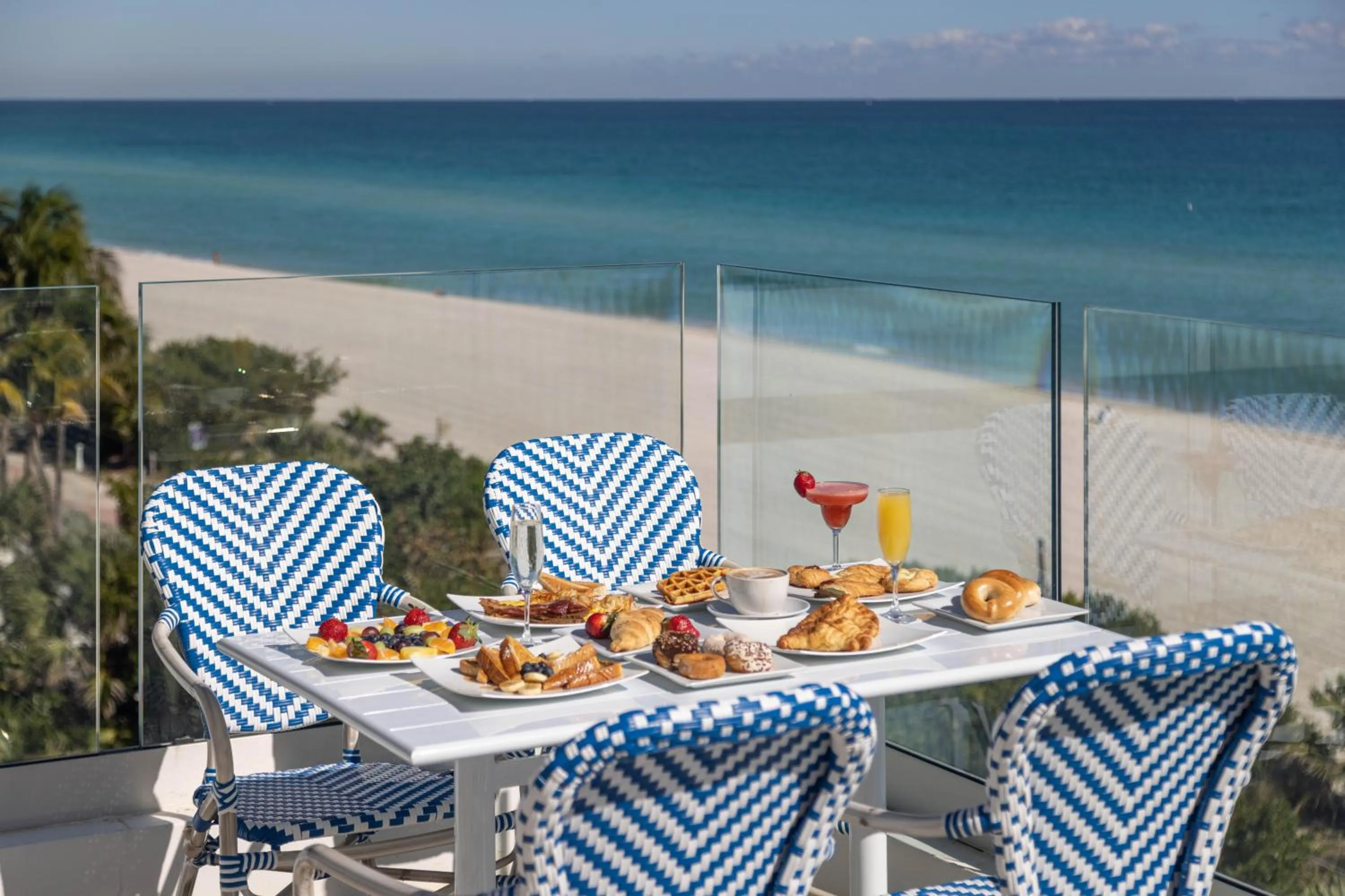 Restaurant/places to eat in MB Hotel, Trademark Collection by Wyndham